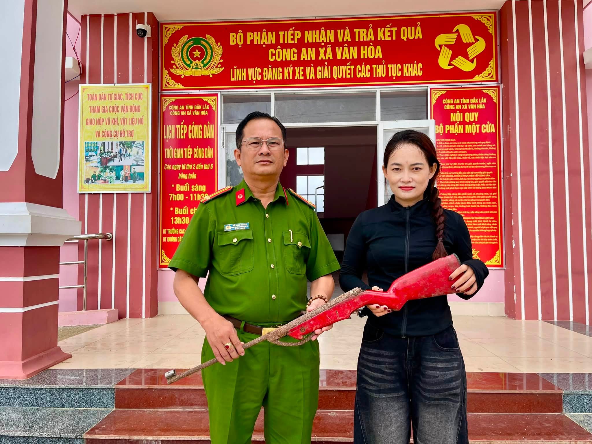 Hai công dân xã Vân Hòa Hòa tự nguyện giao nộp súng hơi nhặt được trong rừng keo