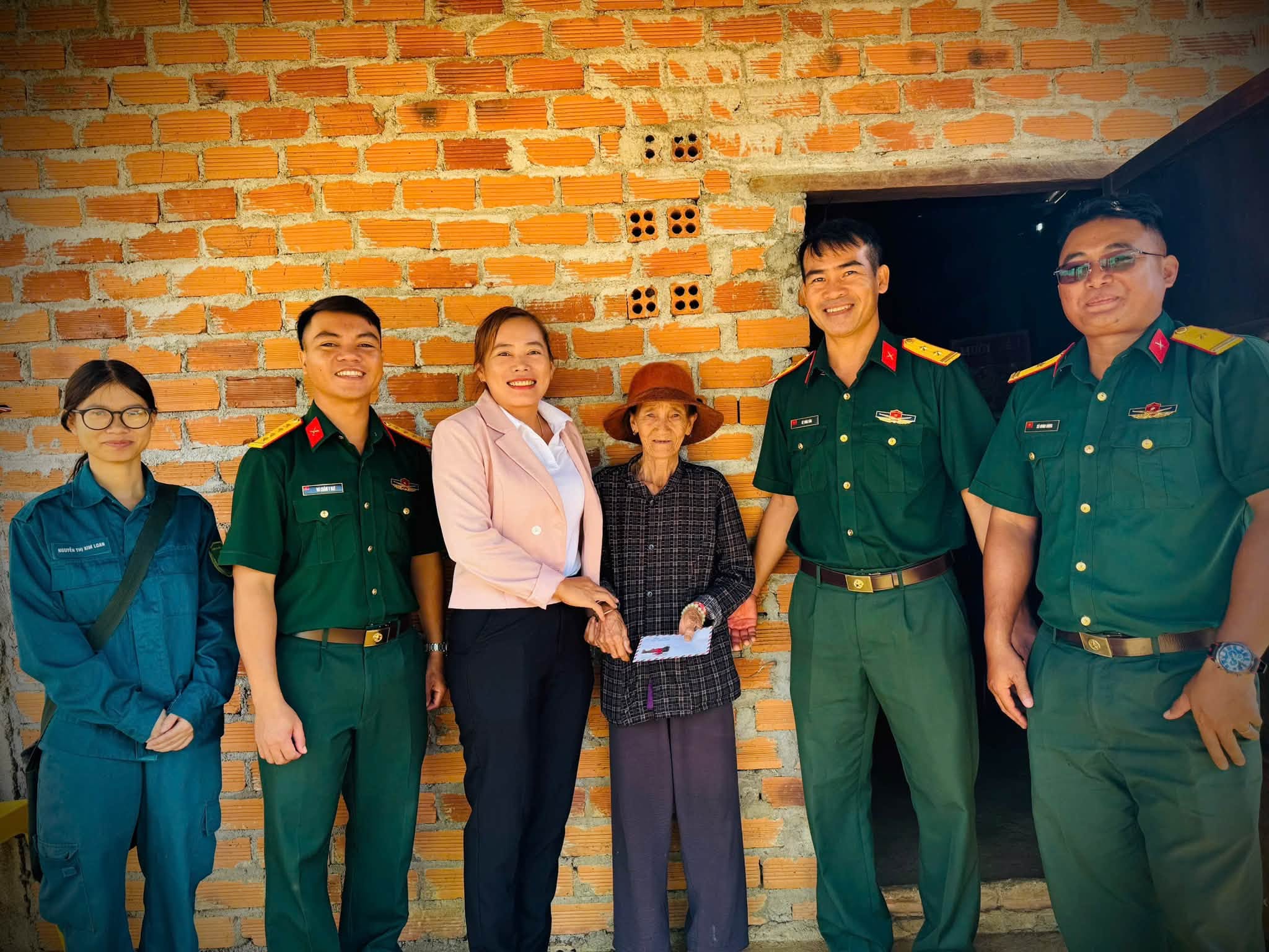 Ban Chỉ huy Quân sự xã Vân Hòa thăm, tặng quà người có công cách mạng