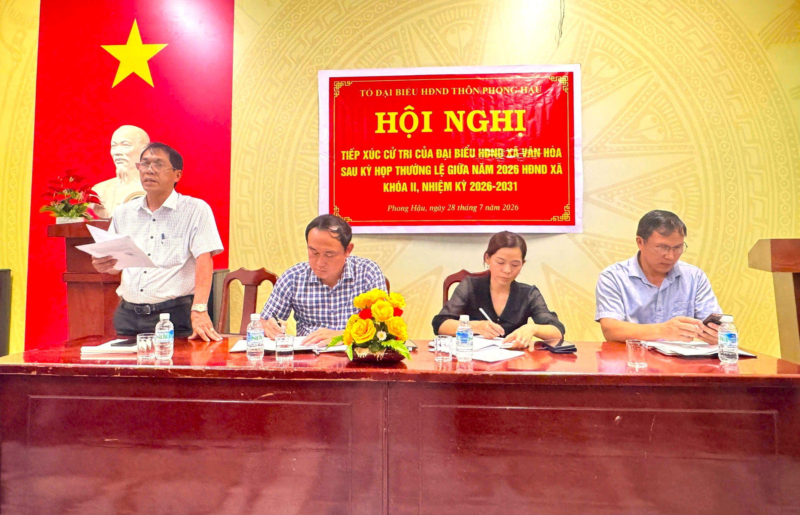 Đại biểu HĐND xã tiếp xúc cử tri thôn Phong Hậu sau Kỳ họp thường lệ giữa năm