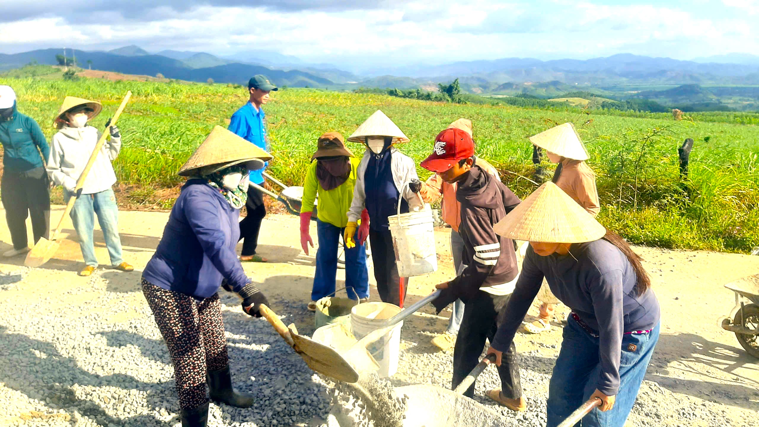 Xây dựng công trình Sân trường tại phân trường Hòa Ngãi