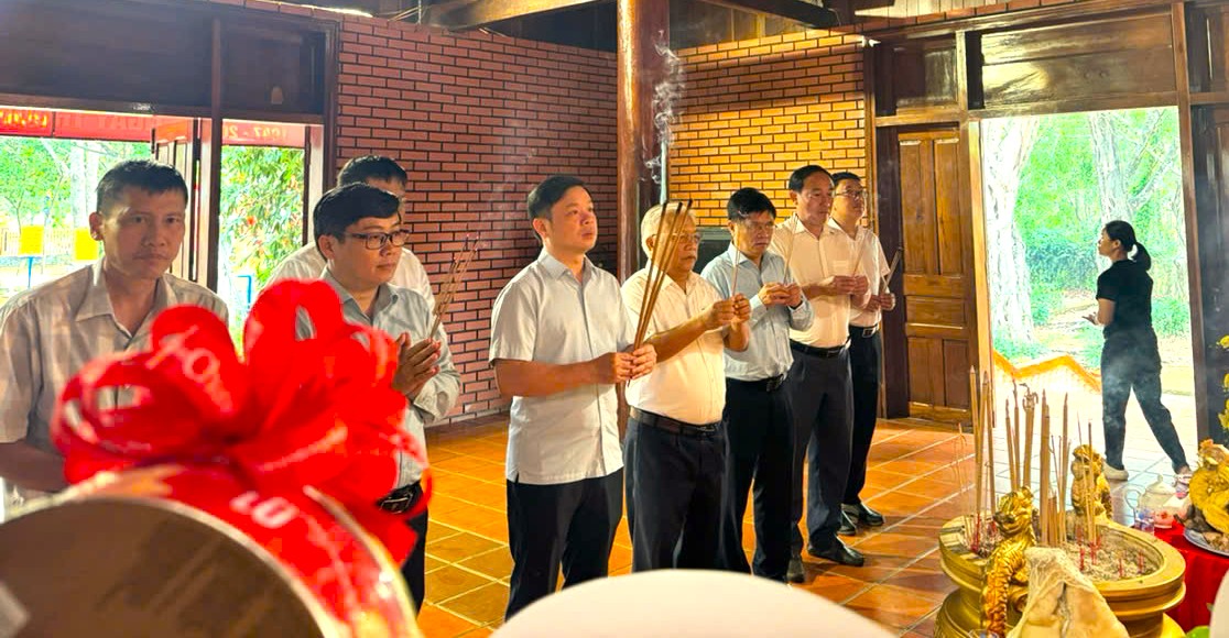 Đồng chí Phó Bí thư Thường trực Tỉnh ủy và Chủ tịch Ủy ban nhân dân tỉnh dâng hương viếng Bác