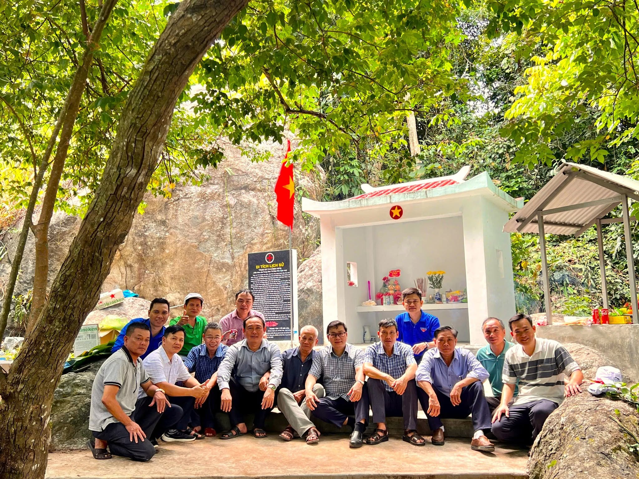 Lãnh đạo xã Vân Hòa dâng hương tại Nhà thờ Bác Hồ và về nguồn tại Trạm xá Y14