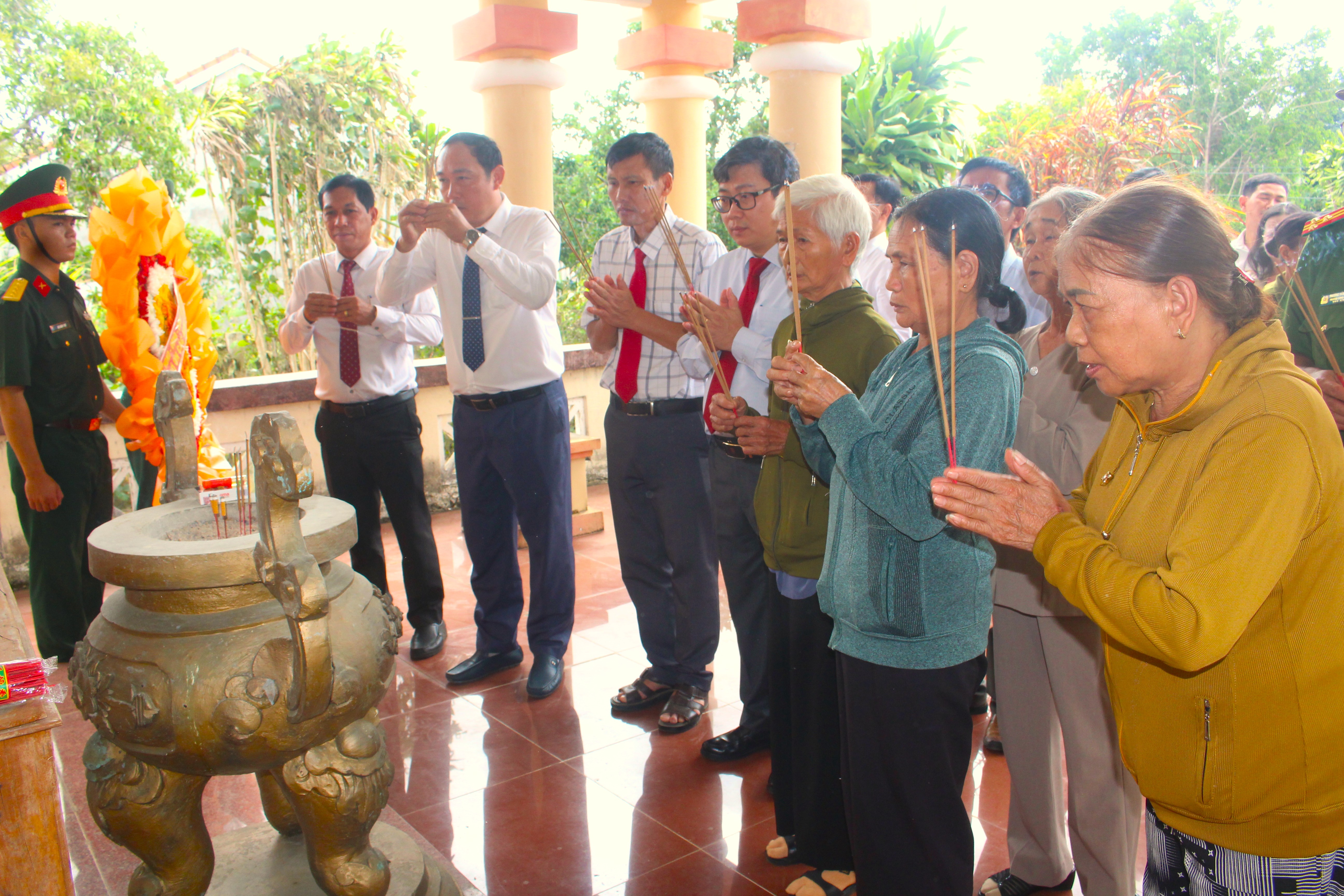 Xã Vân Hòa long trọng tổ chức Lễ đặt vòng hoa, dâng hương tại Nhà thờ Bác Hồ, Bia chiến công Đá Bàn và các Nhà bia ghi danh liệt sĩ