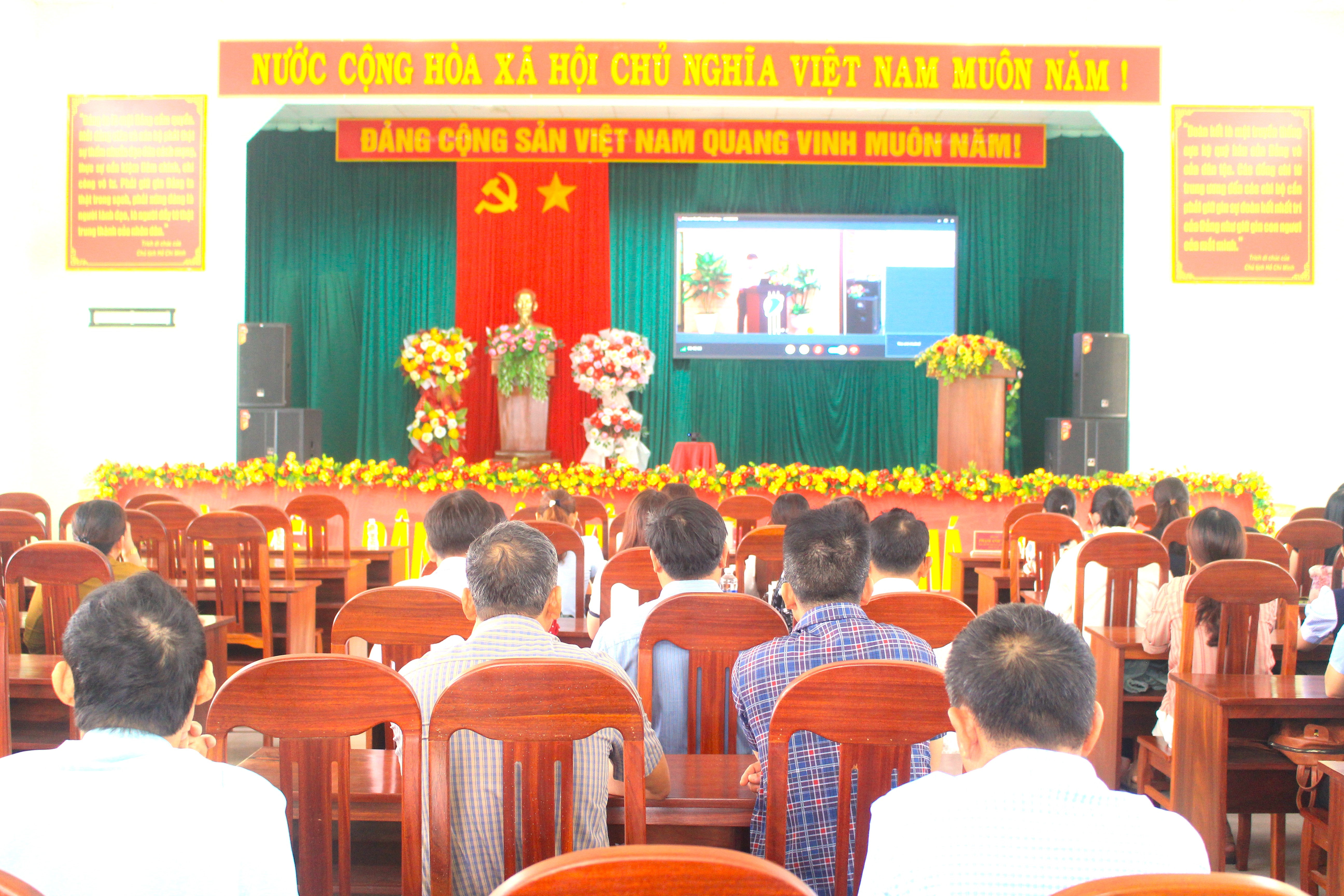 Kết nối trực tuyến Hội nghị bồi dưỡng, tập huấn lý luận chính trị hè năm 2026 cho đội ngũ giảng viên, giáo viên