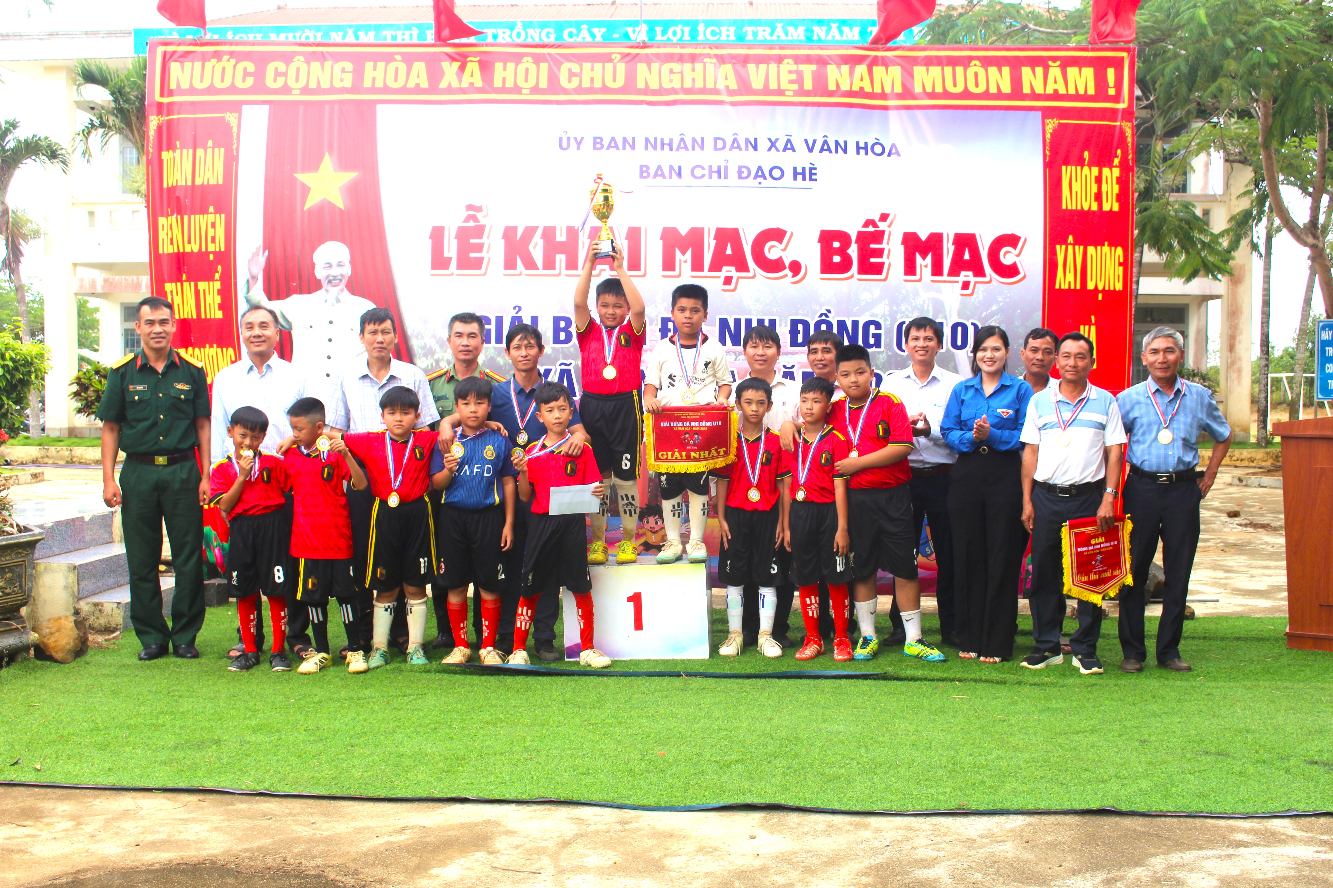 Đội bóng đá nhi đồng U10 thôn Lương Sơn đoạt Cúp vô địch