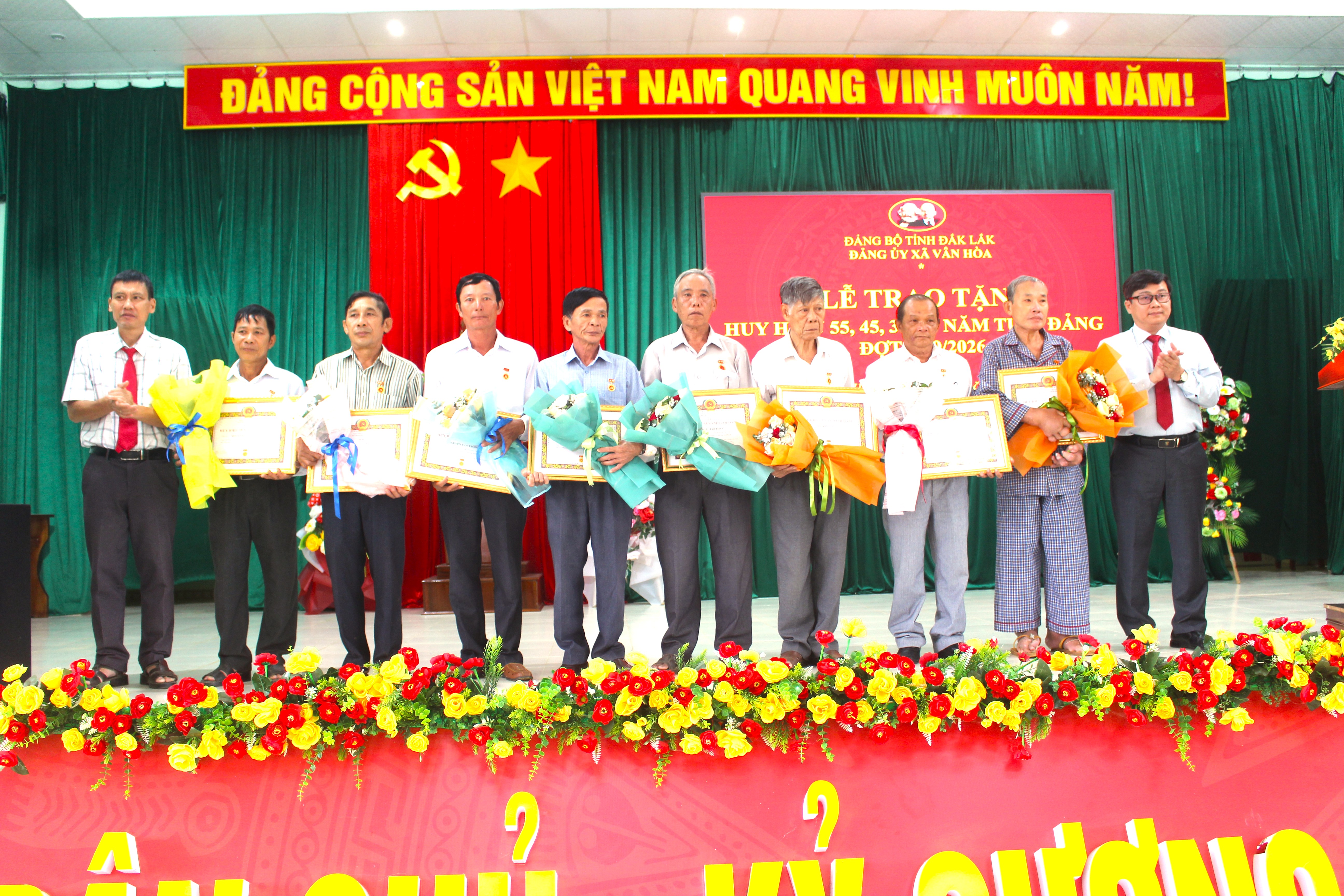 Tổ chức trao tặng Huy hiệu Đảng cho 13 đảng viên