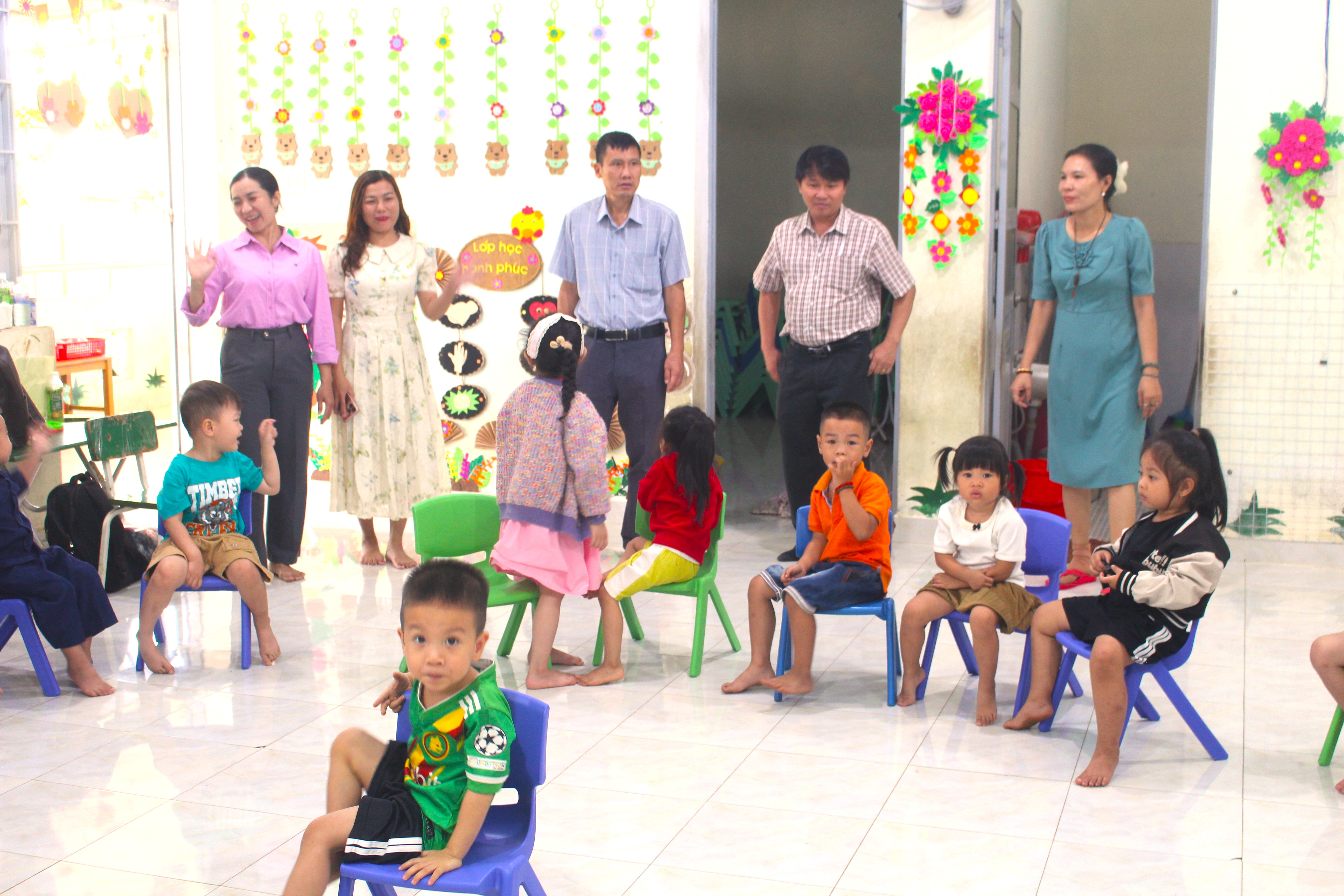 Đồng chí Phó Bí thư Thường trực Đảng ủy xã kiểm tra công tác chuẩn bị cho năm học mới tại các trường