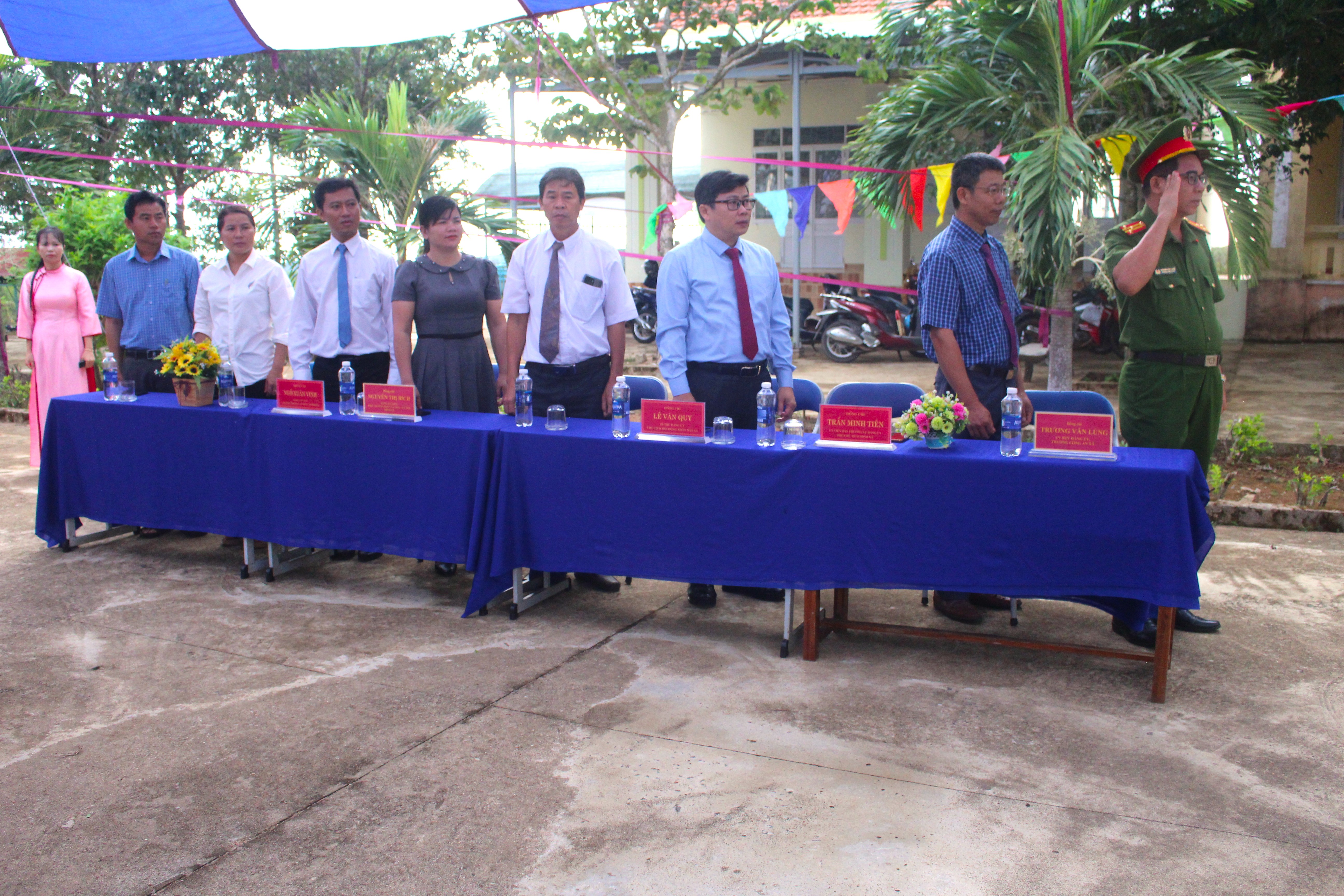 Đồng chí Bí thư Đảng ủy xã dự lễ khai giảng tại trường Tiểu học và Trung học cơ sở Sơn Định