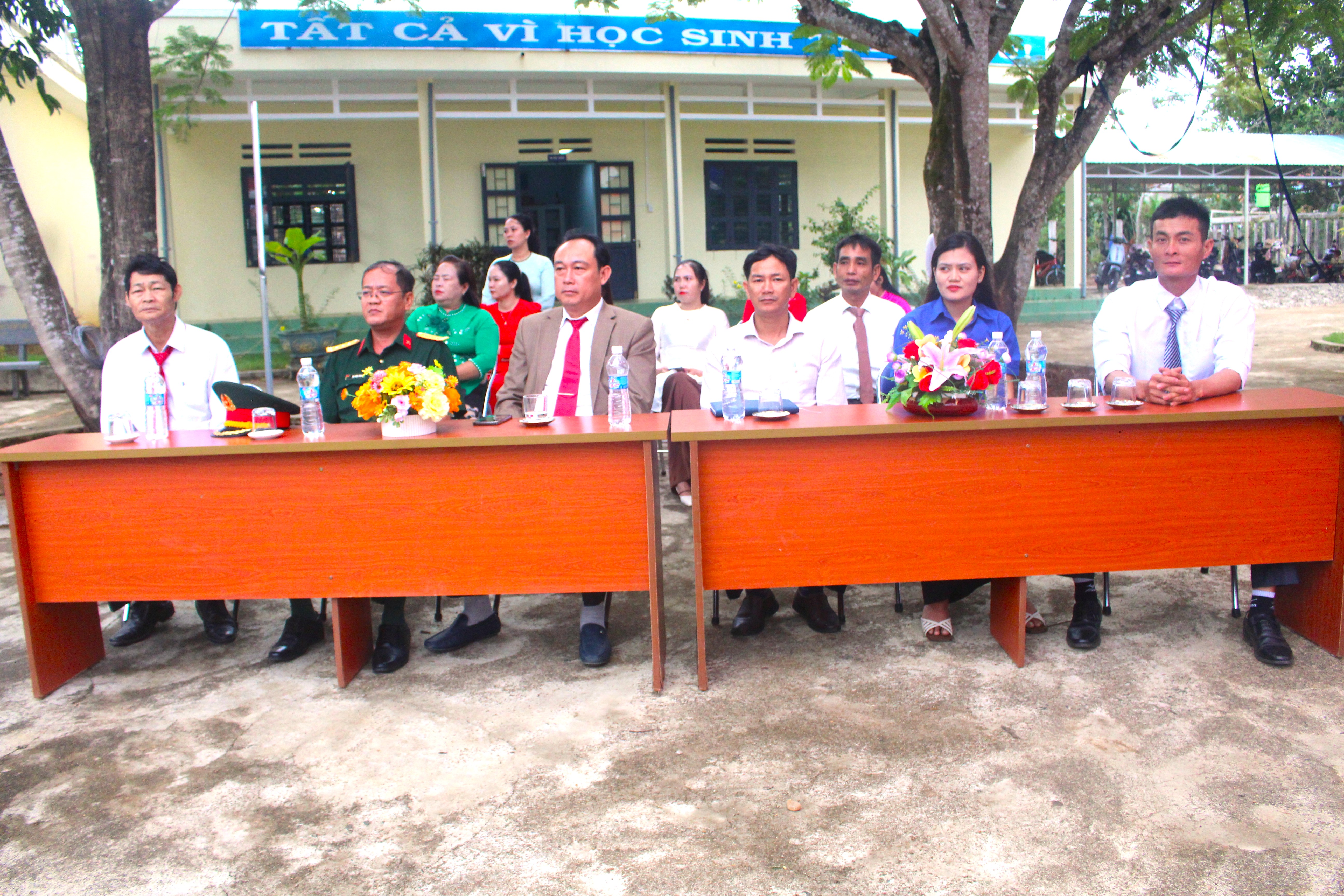 Đồng chí Nguyễn Minh Hoài dự Lễ khai giảng năm học mới tại trường Tiểu học Vân Hòa