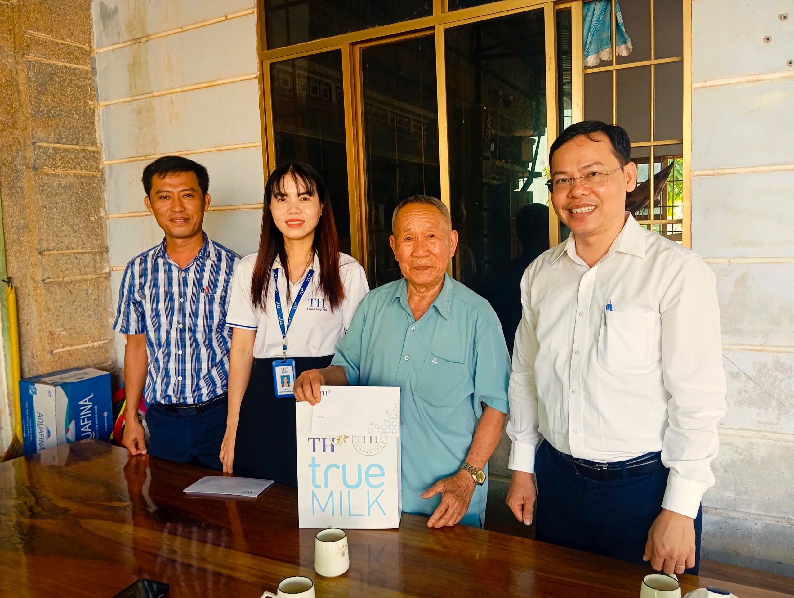 Các đồng chí Phó Chủ tịch Ủy ban nhân dân xã thăm, tặng quà gia đình chính sách, người có công