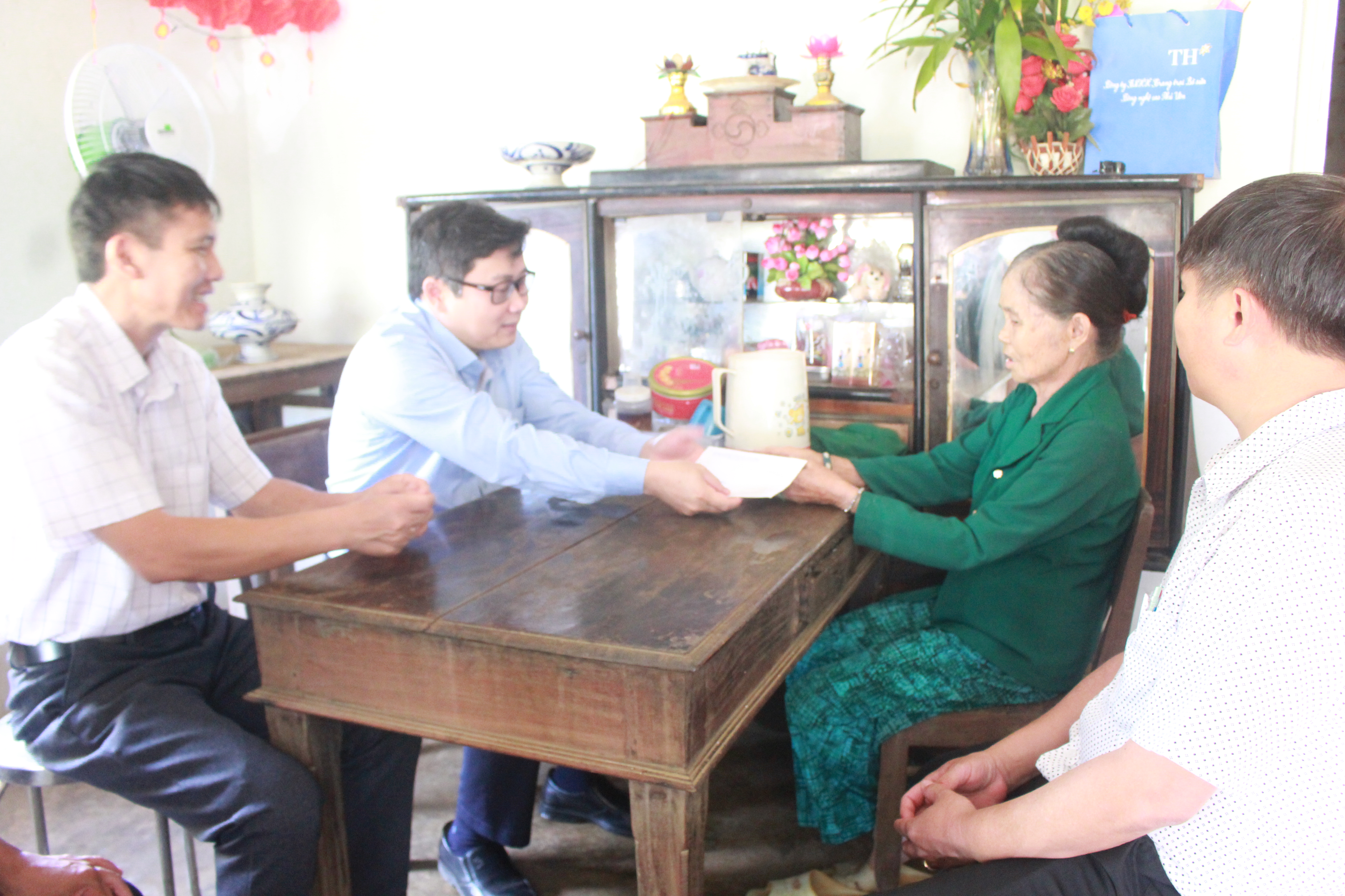 Lãnh đạo xã Vân Hòa thăm hỏi, tặng quà cho các gia đình chính sách nhân Ngày thương binh-liệt sĩ