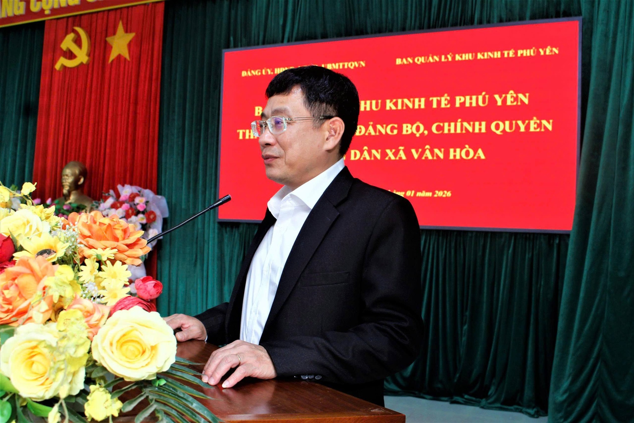 BAN QUẢN LÝ KHU KINH TẾ PHÚ YÊN THĂM, CHÚC TẾT, TẶNG QUÀ TẠI XÃ VÂN HÒA