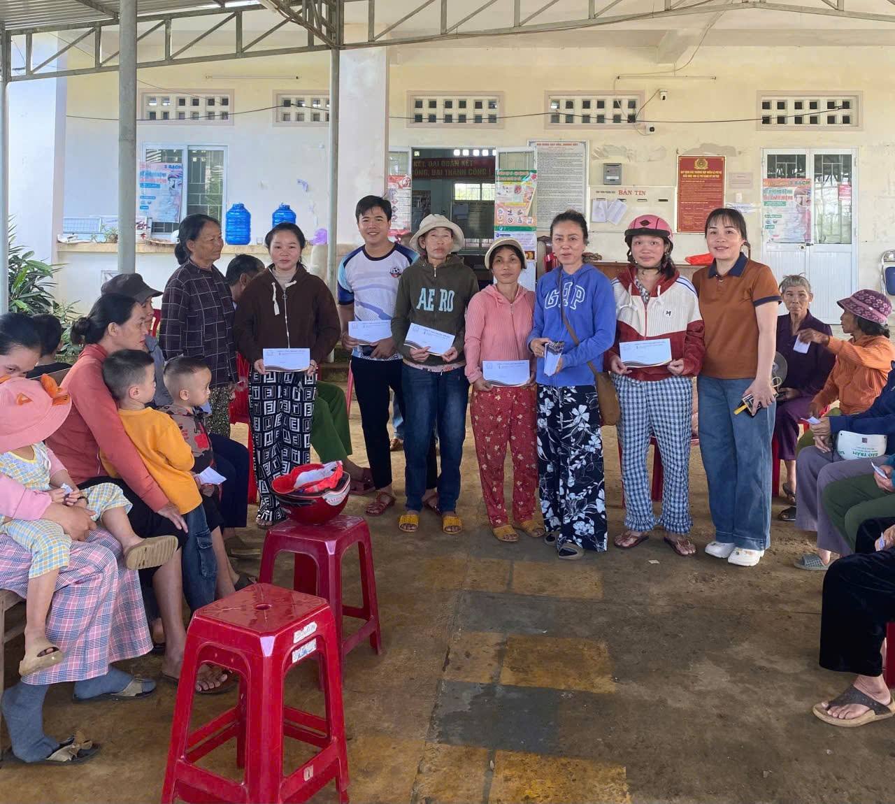 HỘI LHPN XÃ VÂN HOÀ NHẬN HỖ TRỢ 60 SUẤT QUÀ CHO HỘI VIÊN PHỤ NỮ KHÓ KHĂN SAU BÃO 13