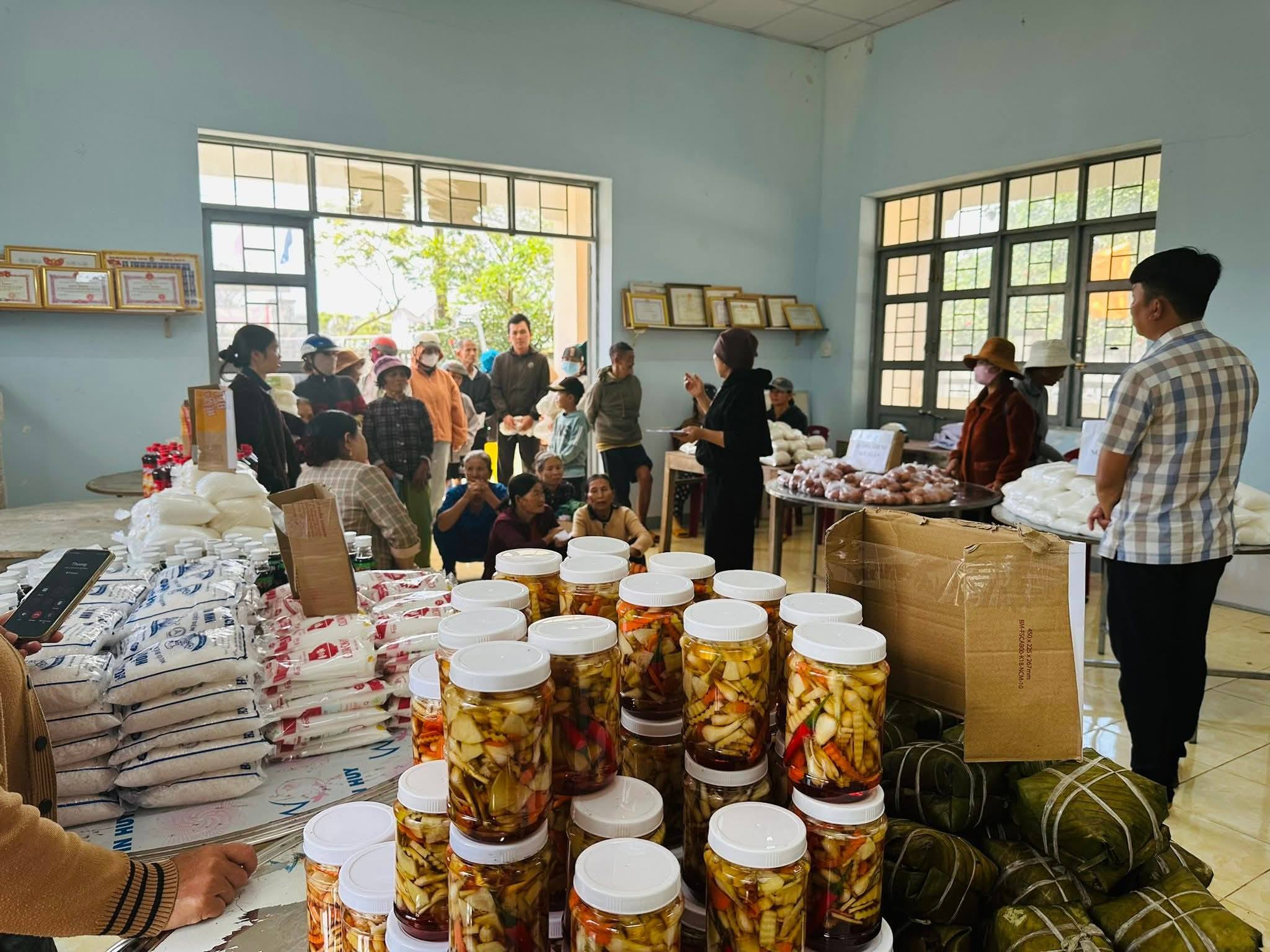 THÔN SUỐI PHÈN TỔ CHỨC “GIAN HÀNG 0 ĐỒNG”