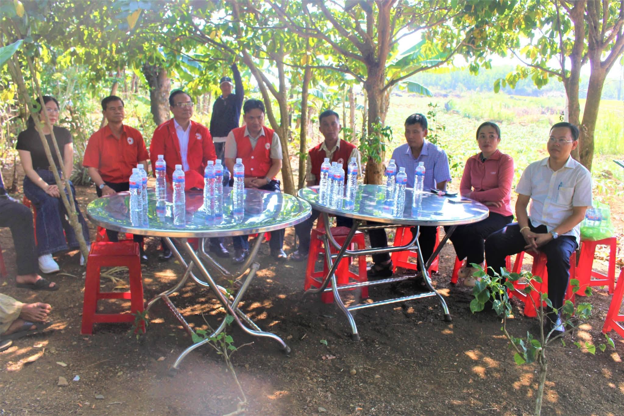 TRAO TẶNG SINH KẾ CHO 3 HỘ GIA ĐÌNH CÓ HOÀN CẢNH KHÓ KHĂN CỦA XÃ VÂN HOÀ