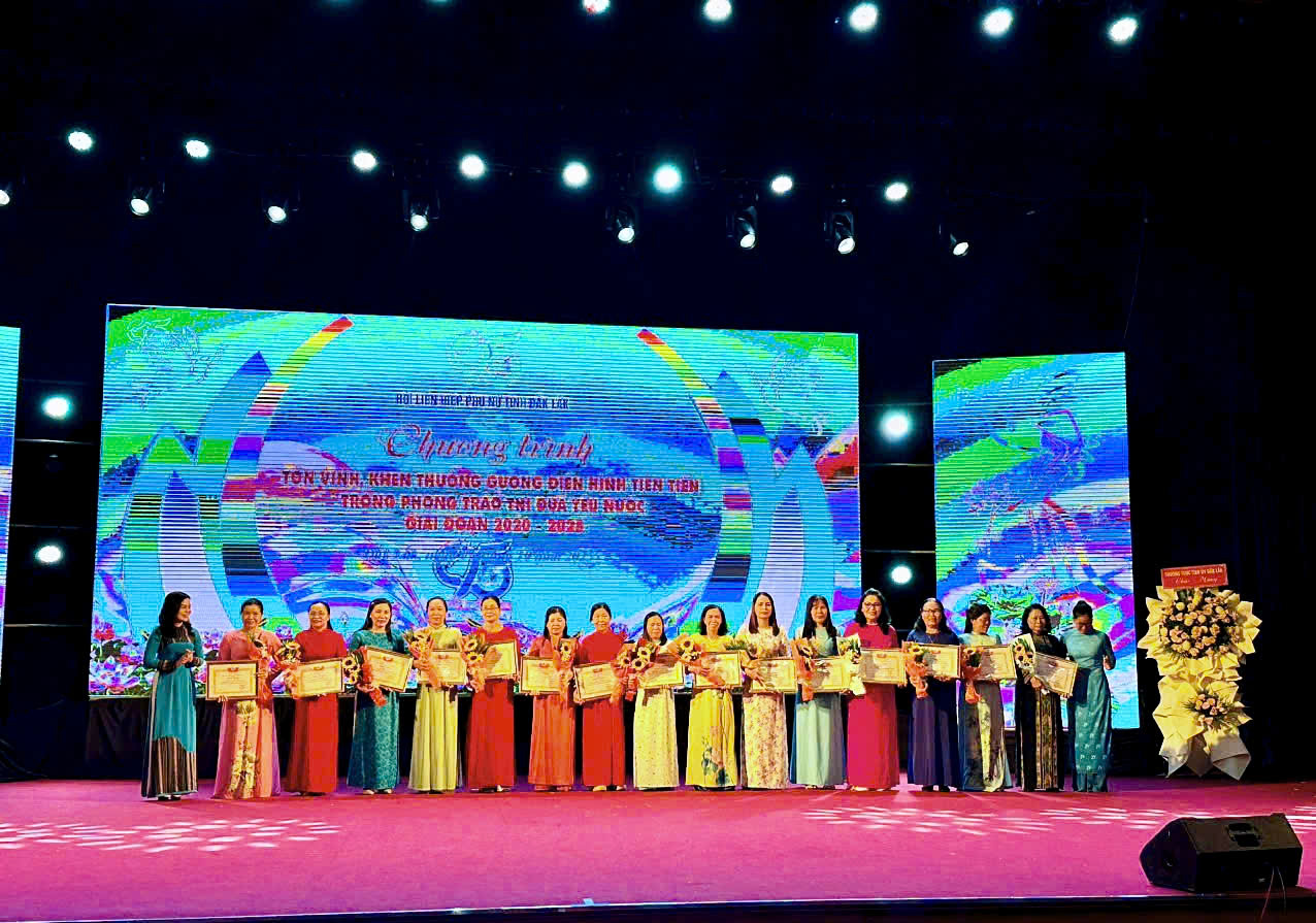 HỘI VIÊN HỘI LIÊN HIỆP PHỤ NỮ XÃ VÂN HÒA ĐƯỢC HỘI LIÊN HIỆP PHỤ NỮ TỈNH ĐẮK LẮK TẶNG BẰNG KHEN