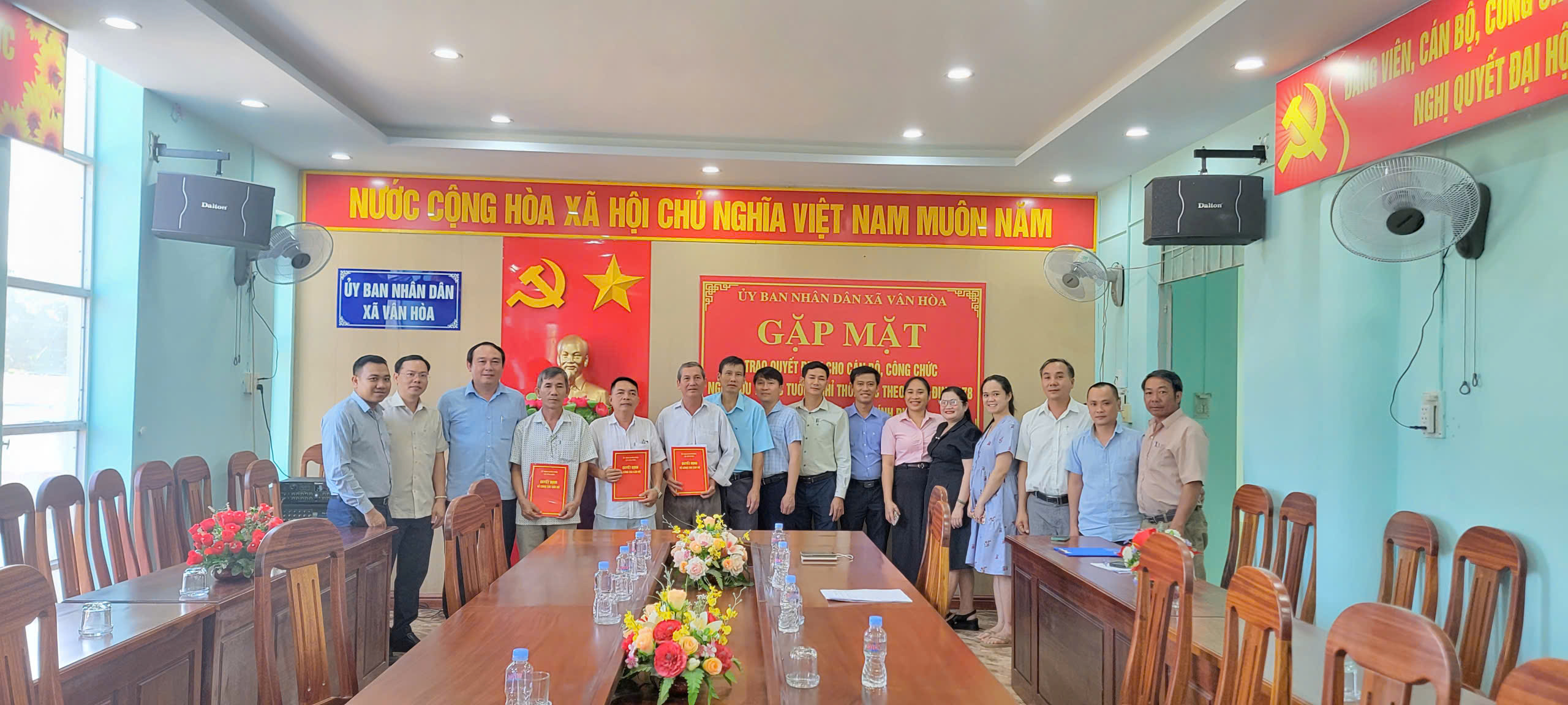 XÃ VÂN HÒA TỔ CHỨC LỄ CÔNG BỐ CÁC QUYẾT ĐỊNH NGHỈ HƯU TRƯỚC TUỔI, NGHỈ THÔI VIỆC