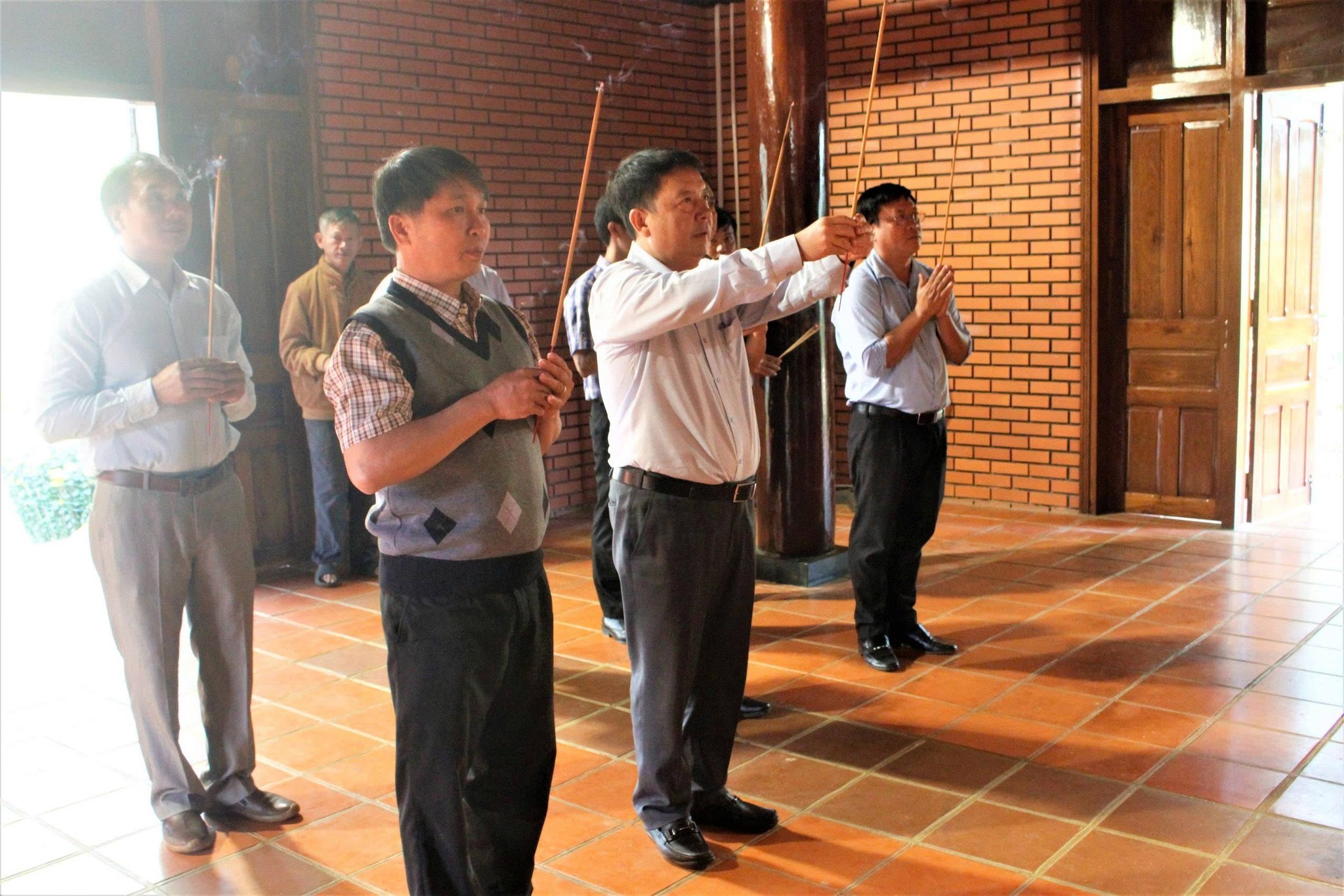 LÃNH ĐẠO XÃ HÒA XUÂN THĂM, CHÚC TẾT XÃ VÂN HÒA VÀ DÂNG HƯƠNG TƯỞNG NHỚ BÁC