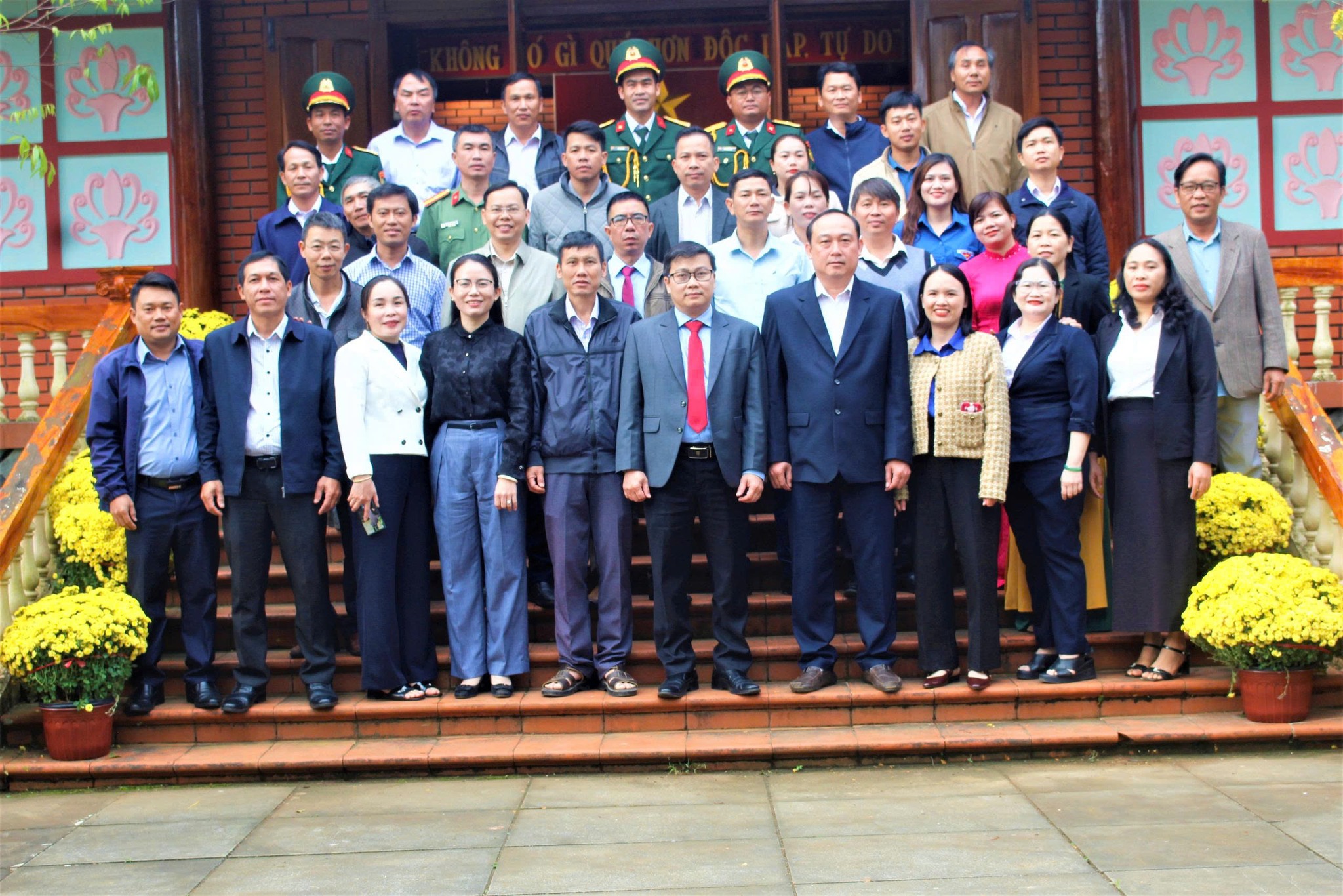 XÃ VÂN HÒA TỔ CHỨC DÂNG HƯƠNG TẠI NHÀ THỜ BÁC HỒ, ĐỊA ĐIỂM DIỄN RA TRẬN ĐÁNH ĐÁ BÀN VÀ CÁC NHÀ BIA GHI DANH LIỆT SĨ