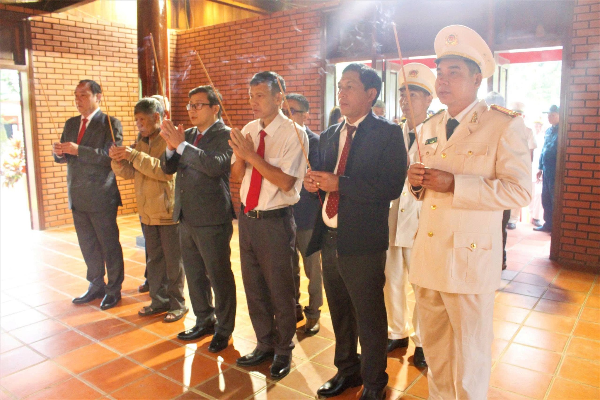 XÃ VÂN HÒA TỔ CHỨC LỄ CHÀO CỜ VÀ DÂNG HƯƠNG VIẾNG BÁC NHÂN DỊP NĂM MỚI