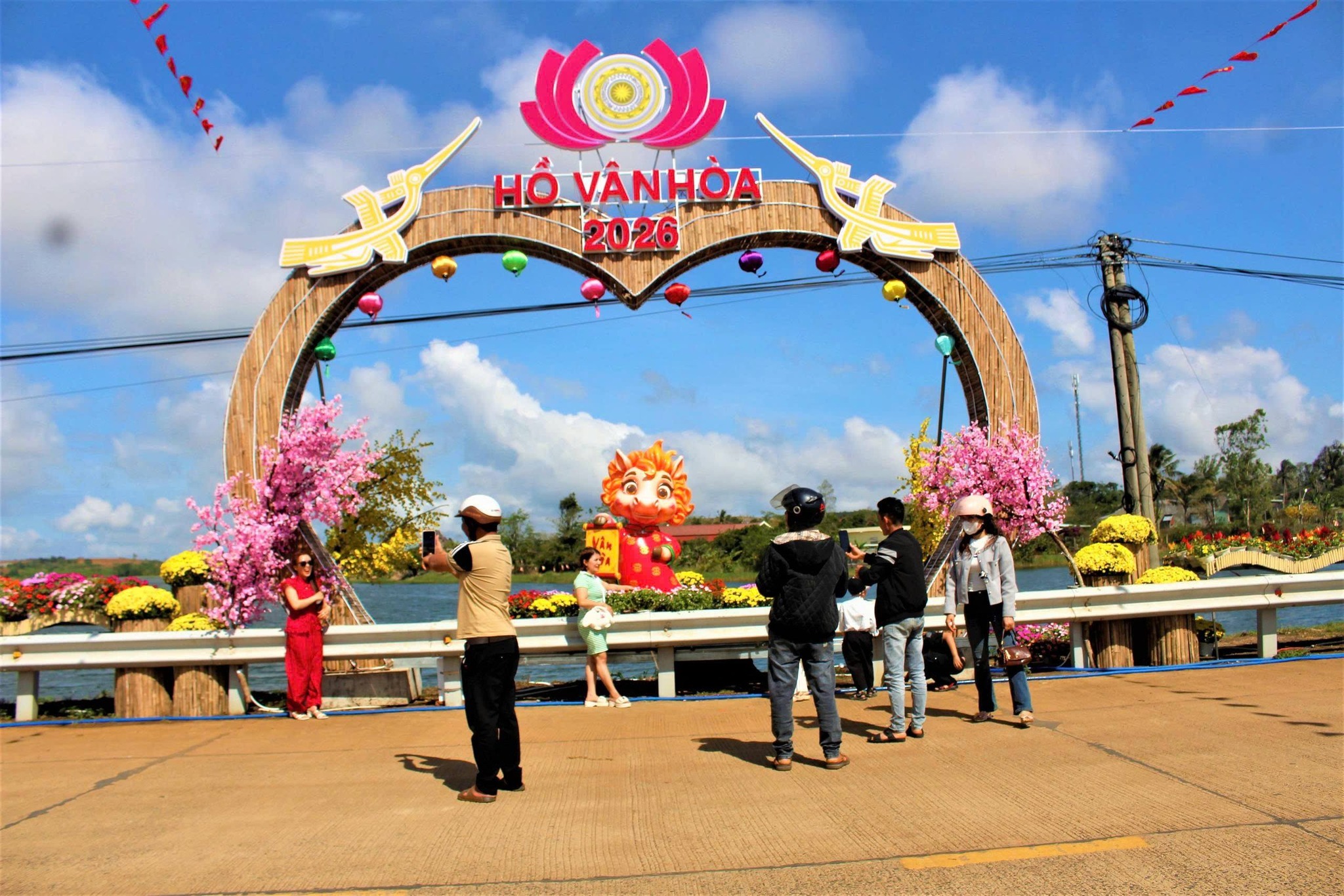 NGƯỜI DÂN, DU KHÁCH ĐÓN TẾT Ở XÃ VÂN HÒA TRONG NIỀM VUI VÀ HẠNH PHÚC