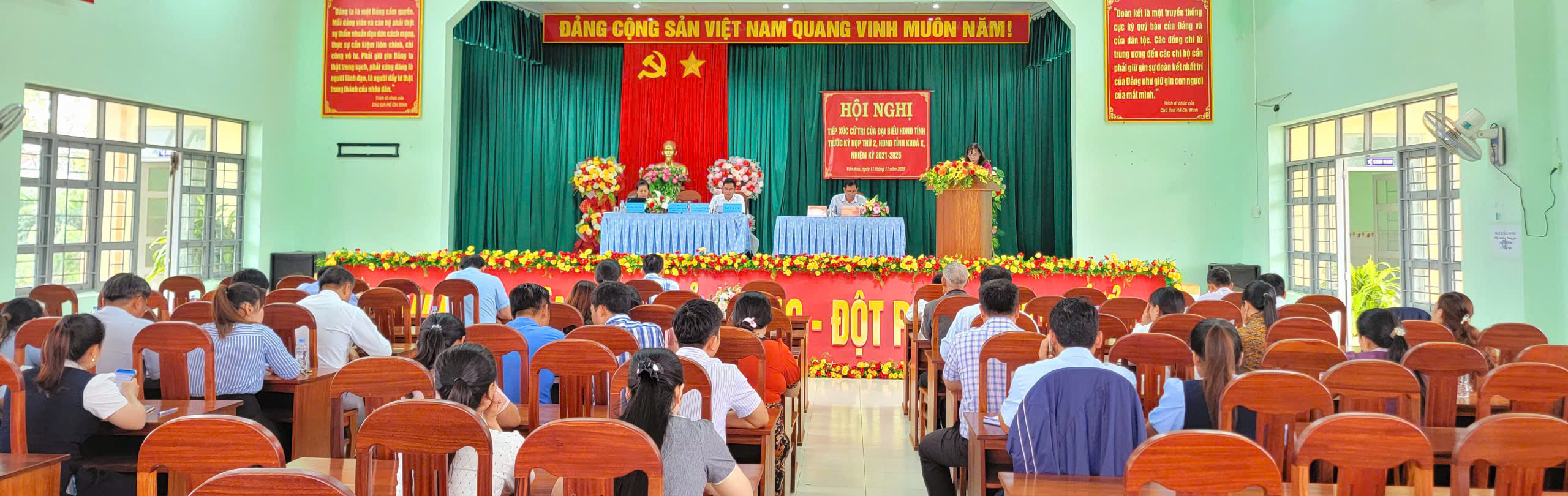 HỘI ĐỒNG NHÂN DÂN TỈNH TIẾP XÚC CỬ TRI TRƯỚC KỲ HỌP  THỨ HAI TẠI XÃ VÂN HÒA