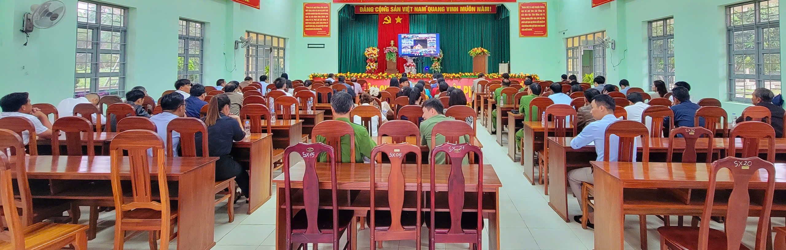 XÃ VÂN HÒA THAM DỰ HỘI NGHỊ TRỰC TUYẾN QUÁN TRIỆT NGHỊ QUYẾT ĐẠI HỘI ĐẢNG BỘ TỈNH LẦN THỨ I VÀ CÁC VĂN BẢN VỀ CÔNG TÁC BẦU CỬ