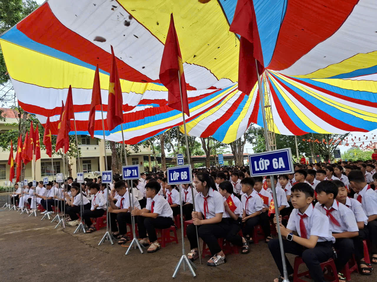 CÁC TRƯỜNG HỌC TRÊN ĐỊA BÀN XÃ VÂN HOÀ ĐỒNG LOẠT TỔ CHỨC LỄ KHAI GIẢNG NĂM HỌC 2025-2026 GẮN VỚI KỶ NIỆM 80 NĂM THÀNH LẬP BỘ QUỐC GIA GIÁO DỤC