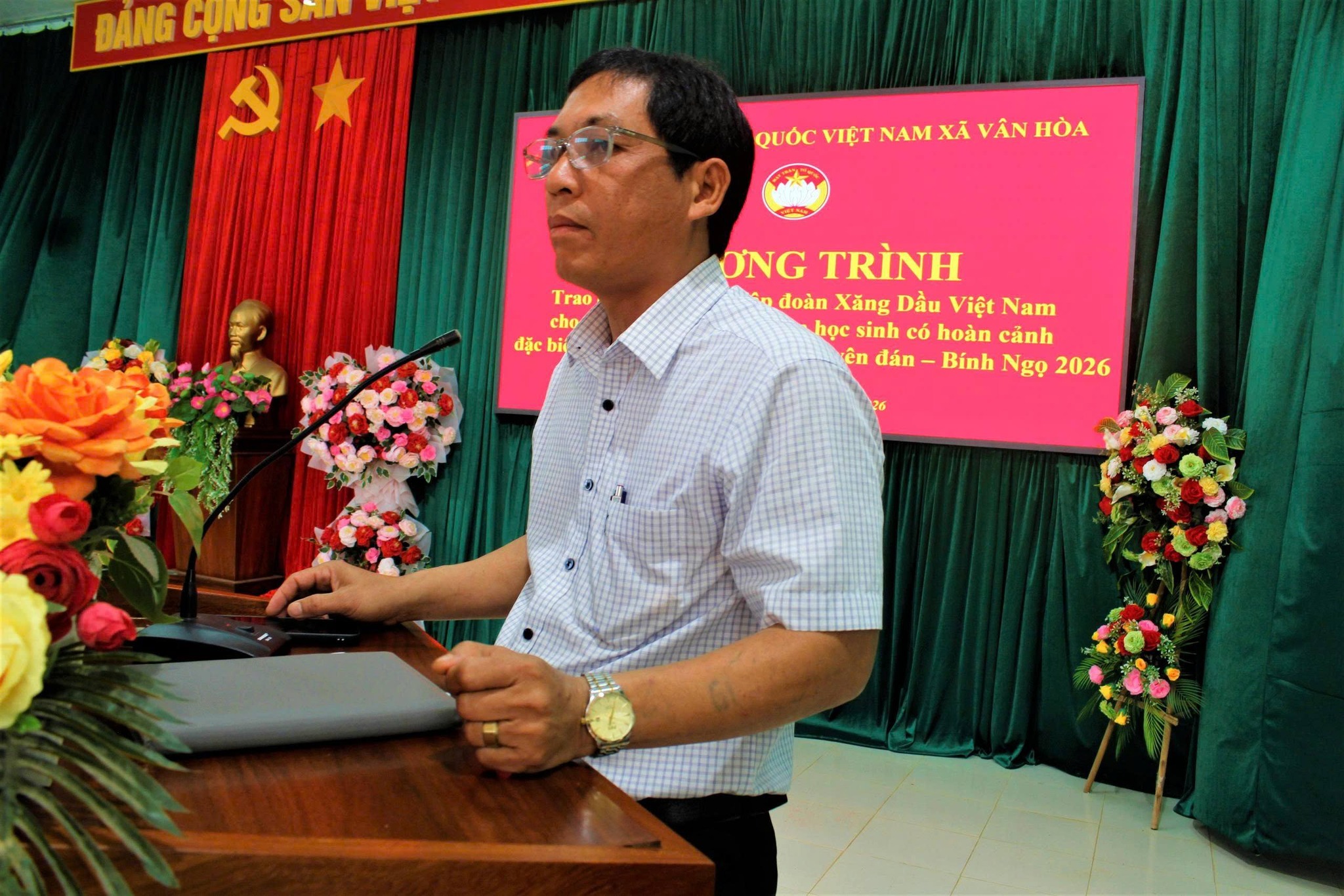 XÃ VÂN HÒA TẶNG 300 SUẤT QUÀ CHO HỘ KHÓ KHĂN VÀ HỌC SINH CÓ HOÀN CẢNH ĐẶC BIỆT KHÓ KHĂN