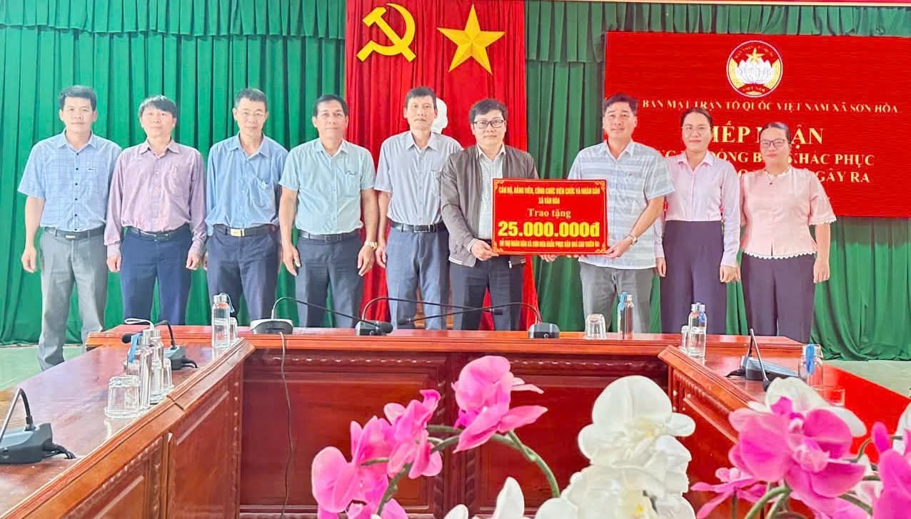 XÃ VÂN HÒA TRAO KINH PHÍ HỖ TRỢ CÁC ĐỊA PHƯƠNG KHẮC PHỤC THIÊN TAI