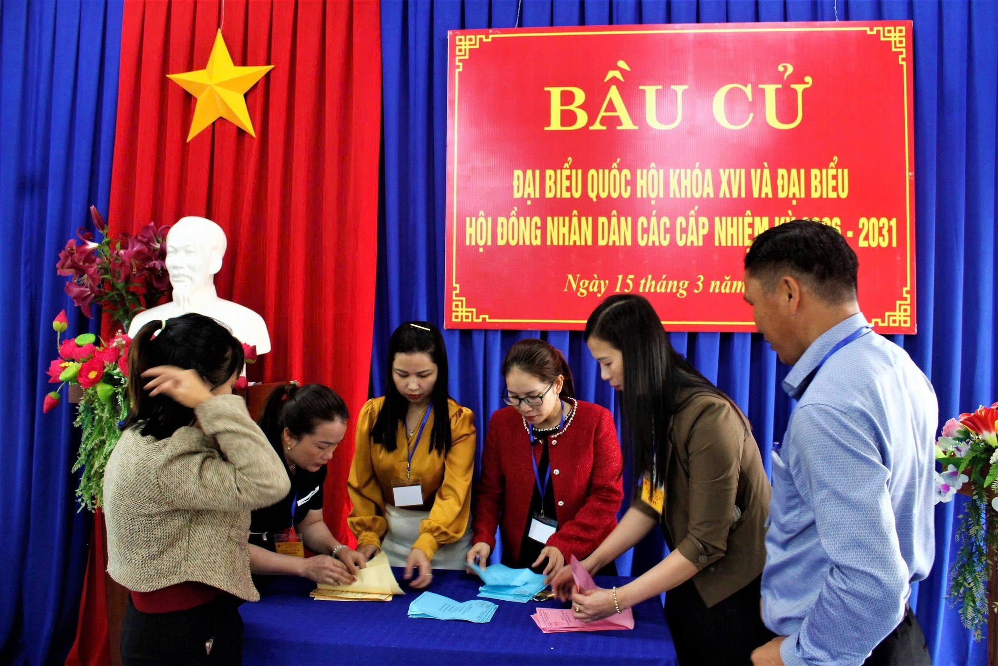 ĐẾN 11 GIỜ XÃ VÂN HOÀ CÓ 100% CỬ TRI ĐI BỎ PHIẾU BẦU CỬ