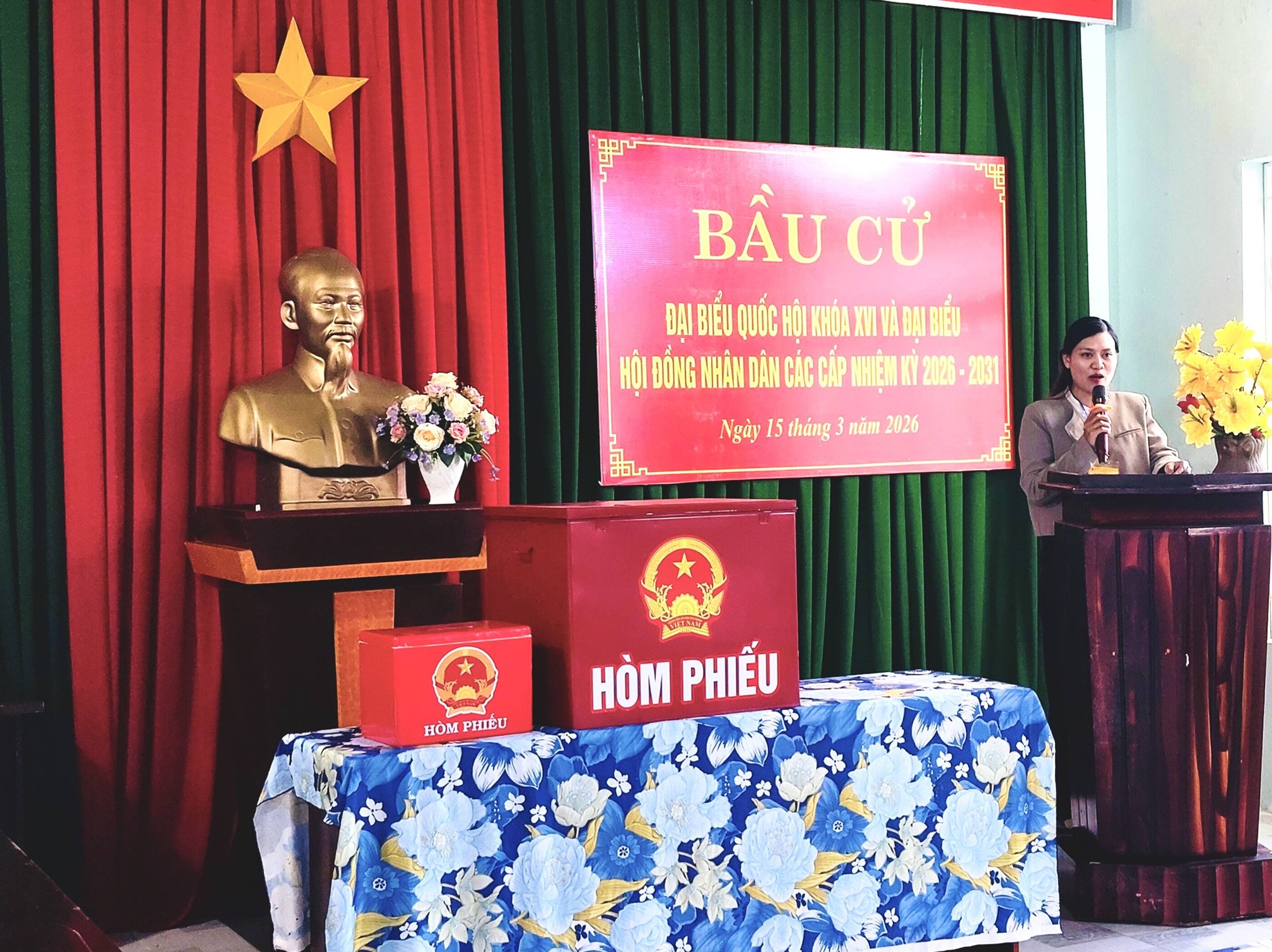 CỬ TRI THÔN HÒA BÌNH PHẤN KHỞI ĐI BẦU CỬ