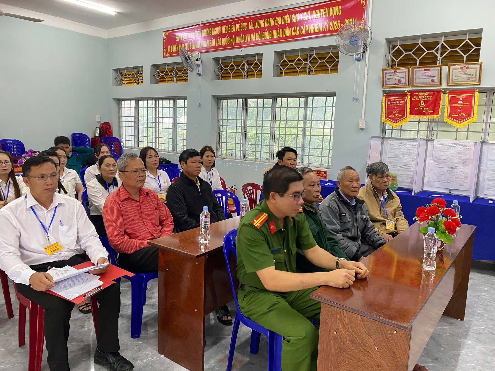 NHIỀU CỬ TRI Ở THÔN VÂN HOÀ CÓ MẶT SỚM THAM GIA BẦU CỬ