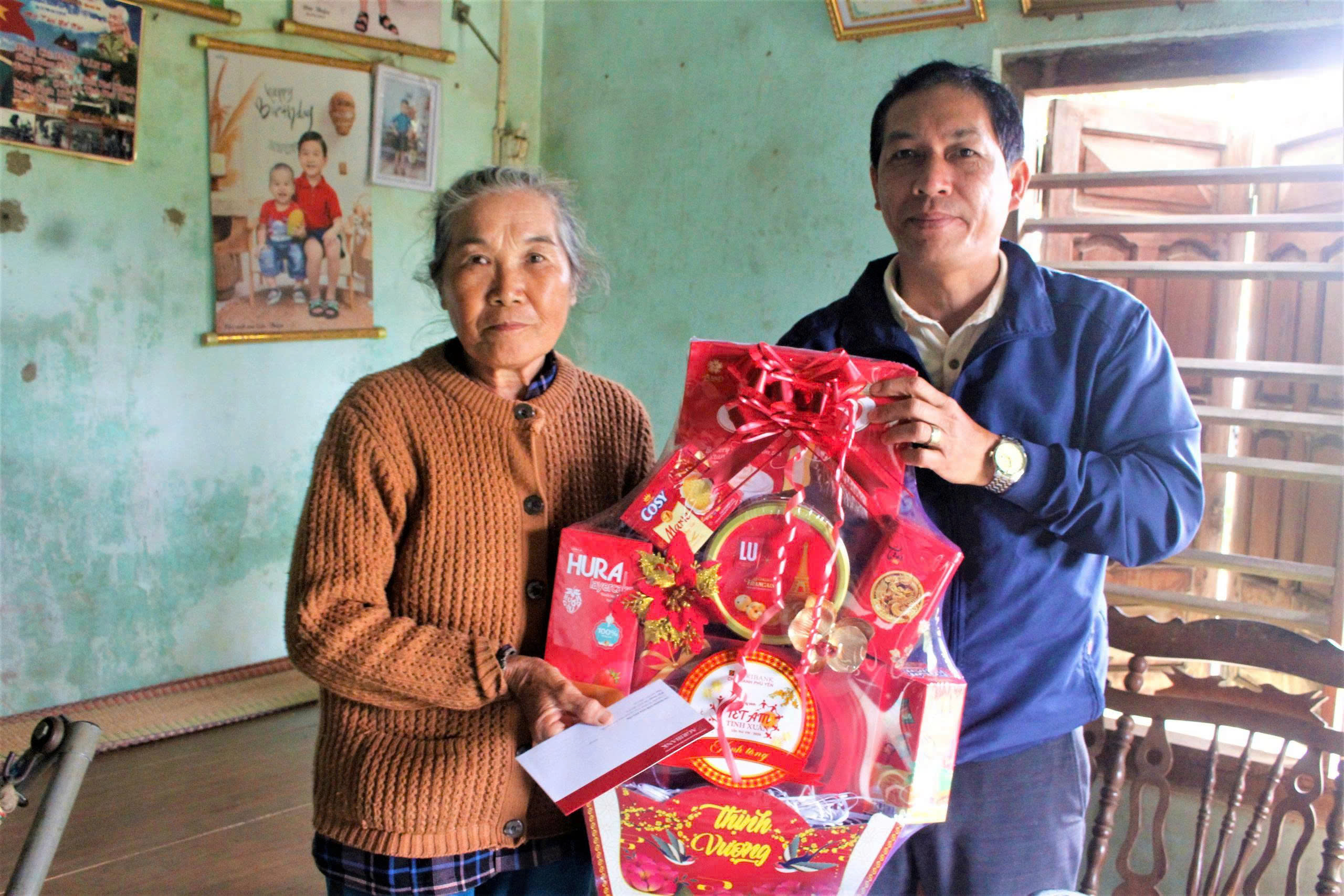 LÃNH ĐẠO XÃ THĂM, TẶNG QUÀ CÁC ĐƠN VỊ, DOANH NGHIỆP, GIA ĐÌNH CHÍNH SÁCH VÀ CÁC THÔN