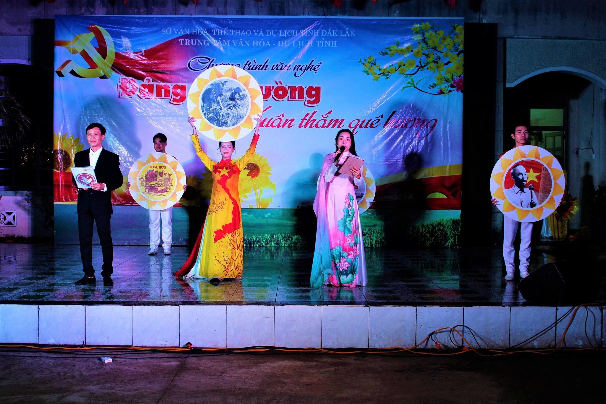 TỔ CHỨC CHƯƠNG TRÌNH VĂN NGHỆ VỚI CHỦ ĐỀ “ĐẢNG SOI ĐƯỜNG-XUÂN THẮM QUÊ HƯƠNG” TẠI XÃ VÂN HÒA