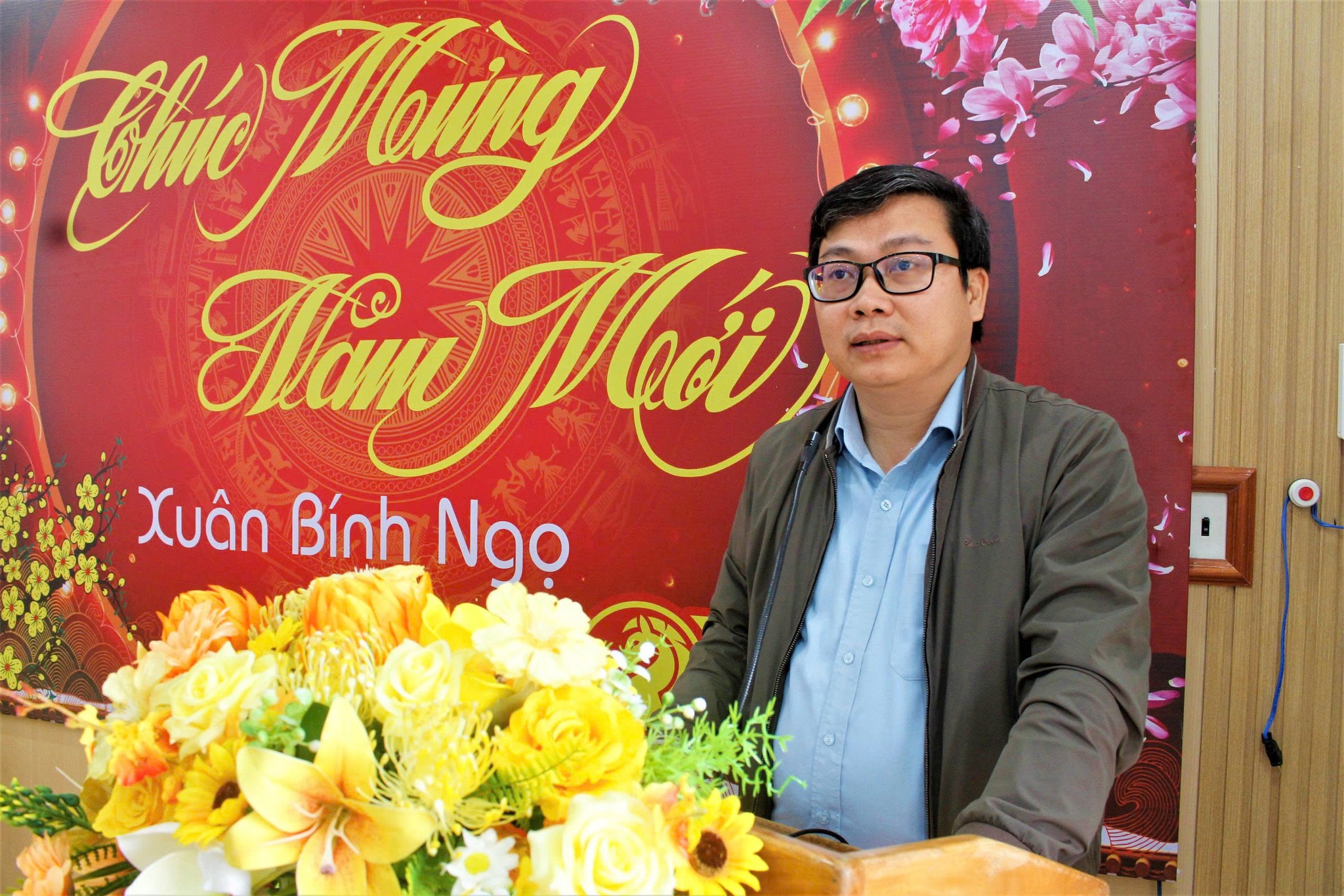 VĂN PHÒNG ĐOÀN ĐẠI BIỂU QUỐC HỘI VÀ HỘI ĐỒNG NHÂN DÂN TỈNH TẶNG QUÀ CHO HỌC SINH VÀ GIA ĐÌNH CHÍNH SÁCH XÃ VÂN HÒA