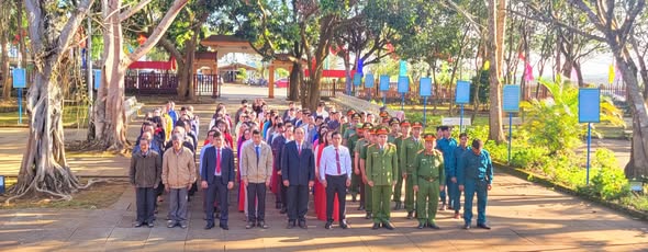 ĐẢNG ỦY XÃ VÂN HÒA TỔ CHỨC LỄ CHÀO CỜ ĐẦU NĂM MỚI 2026 VÀ DÂNG HƯƠNG TƯỞNG NIỆM CHỦ TỊCH HỒ CHÍ MINH