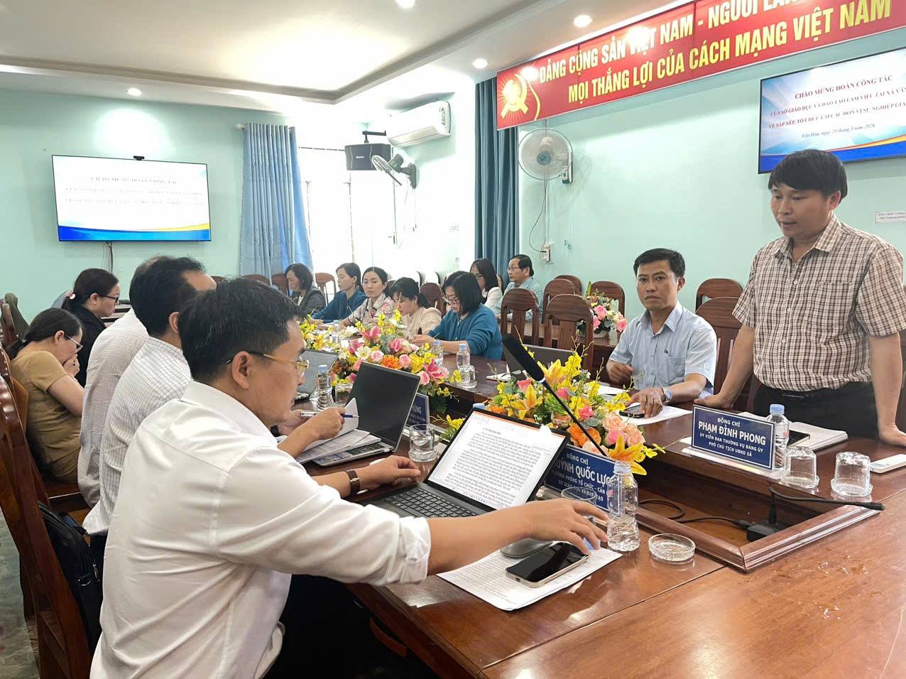 XÃ VÂN HÒA LÀM VIỆC VỚI ĐOÀN CÔNG TÁC SỞ GIÁO DỤC VÀ ĐÀO TẠO VỀ SẮP XẾP, TỔ CHỨC LẠI CÁC ĐƠN VỊ SỰ NGHIỆP GIÁO DỤC