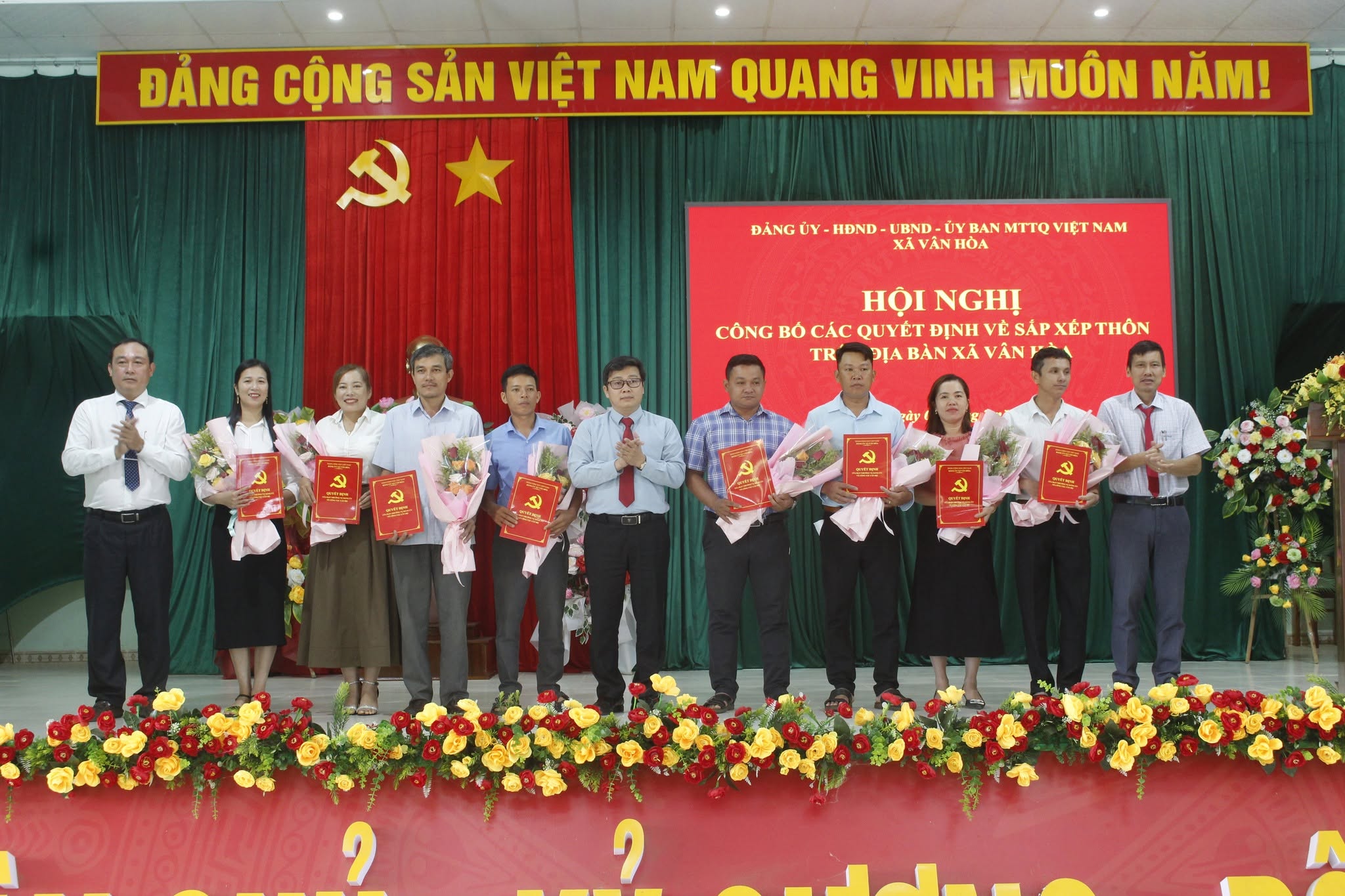 Xã Vân Hòa công bố các Quyết định sắp xếp thôn
