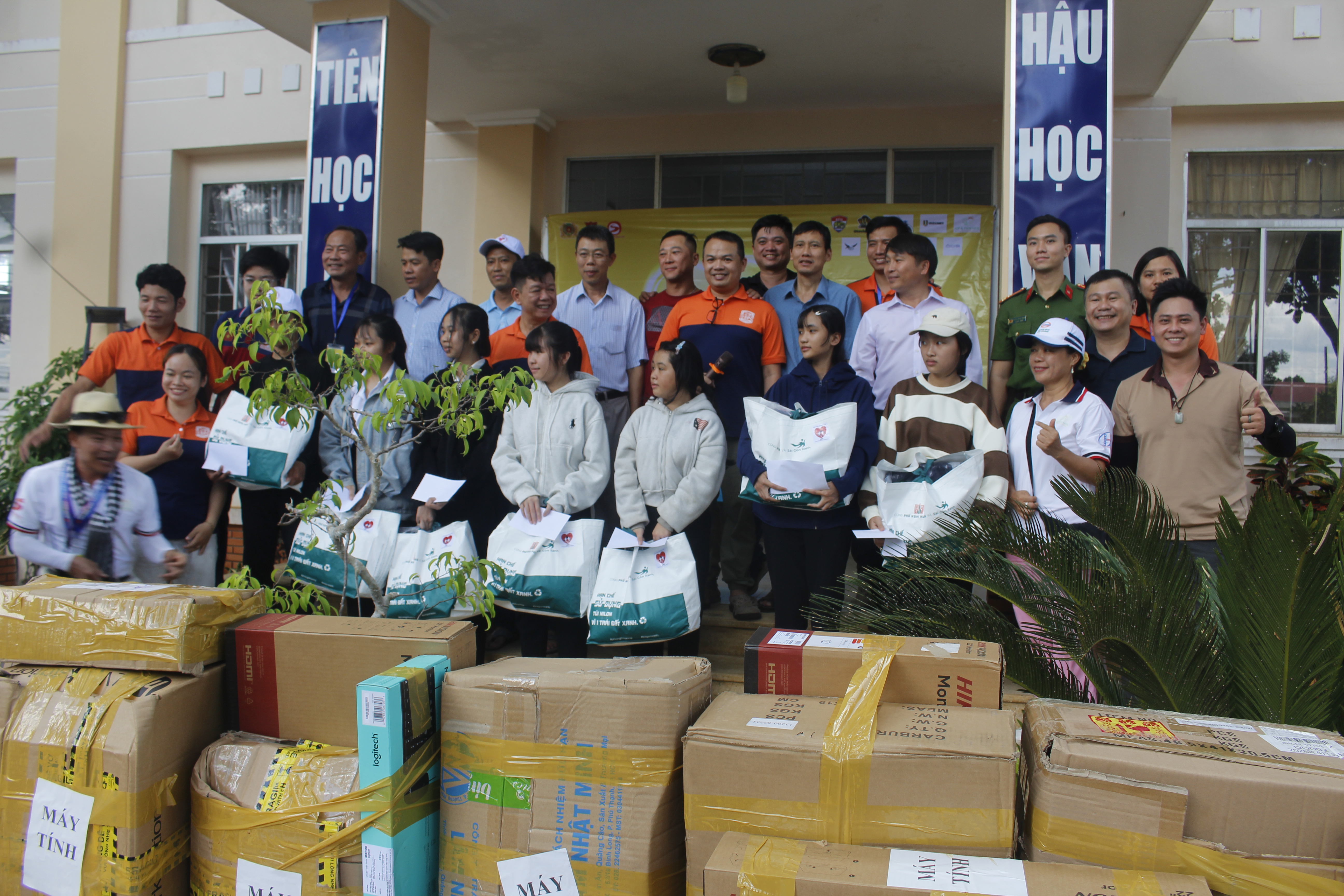 Tổ chức Chương trình thiện nguyện “Gắn kết yêu thương-Tiếp bước đến trường”