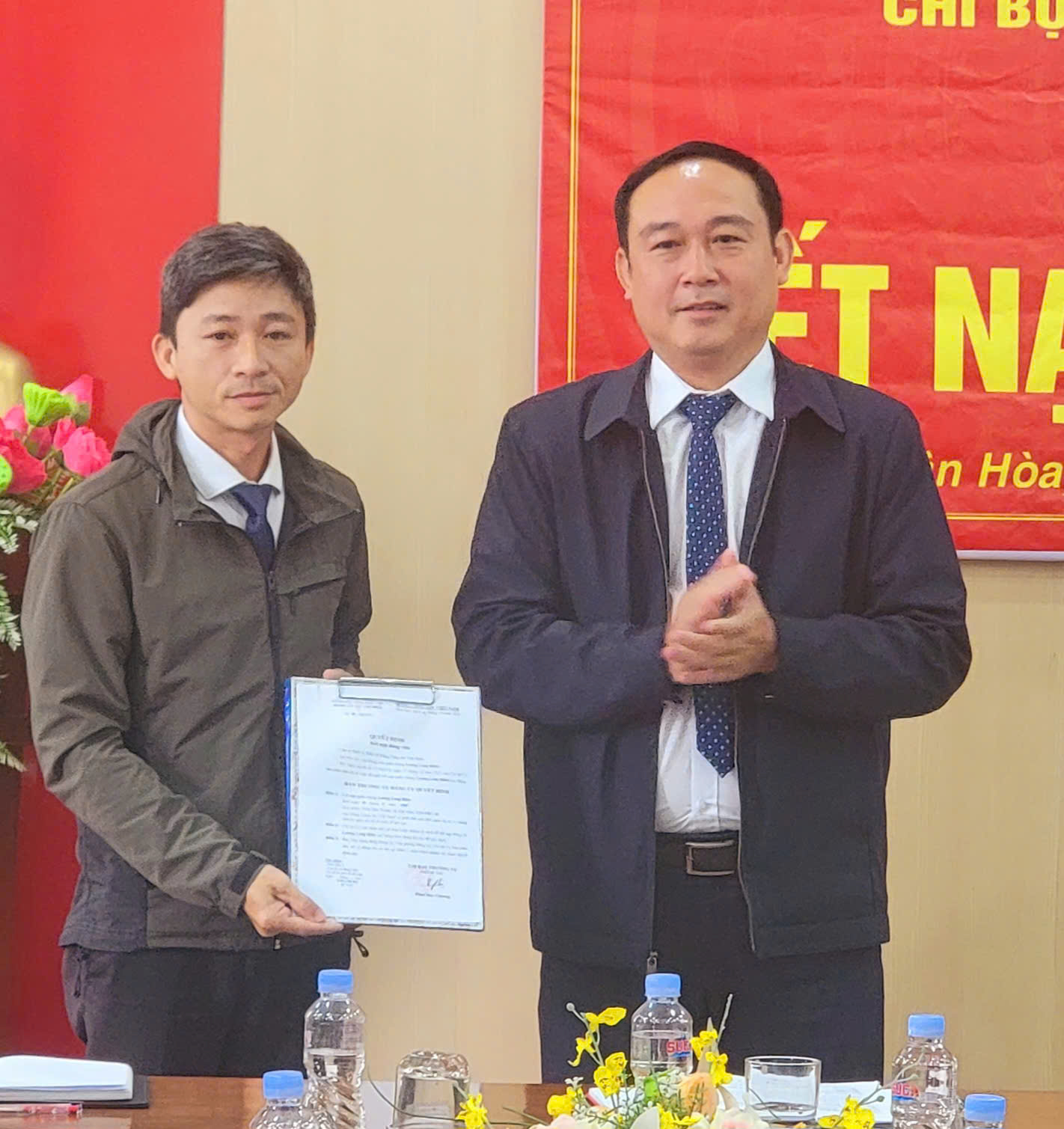 CHI BỘ UBND XÃ VÂN HÒA TỔ CHỨC LỄ KẾT NẠP ĐẢNG VIÊN MỚI