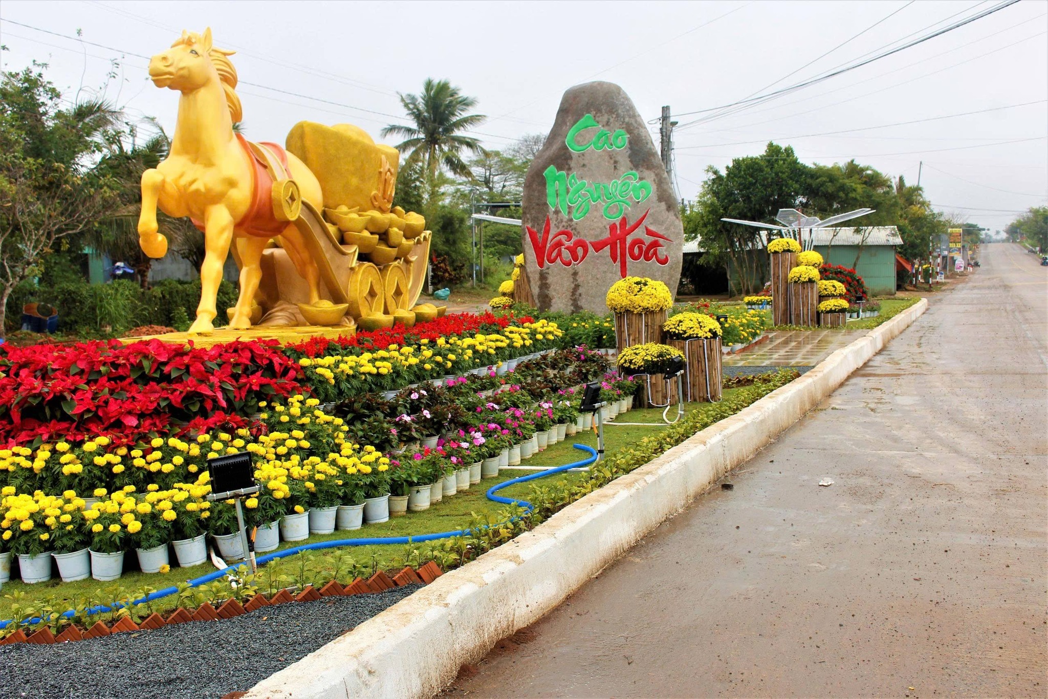 NGƯỜI DÂN XÃ VÂN HÒA RỘN RÀNG ĐÓN TẾT NGUYÊN ĐÁN BÍNH NGỌ