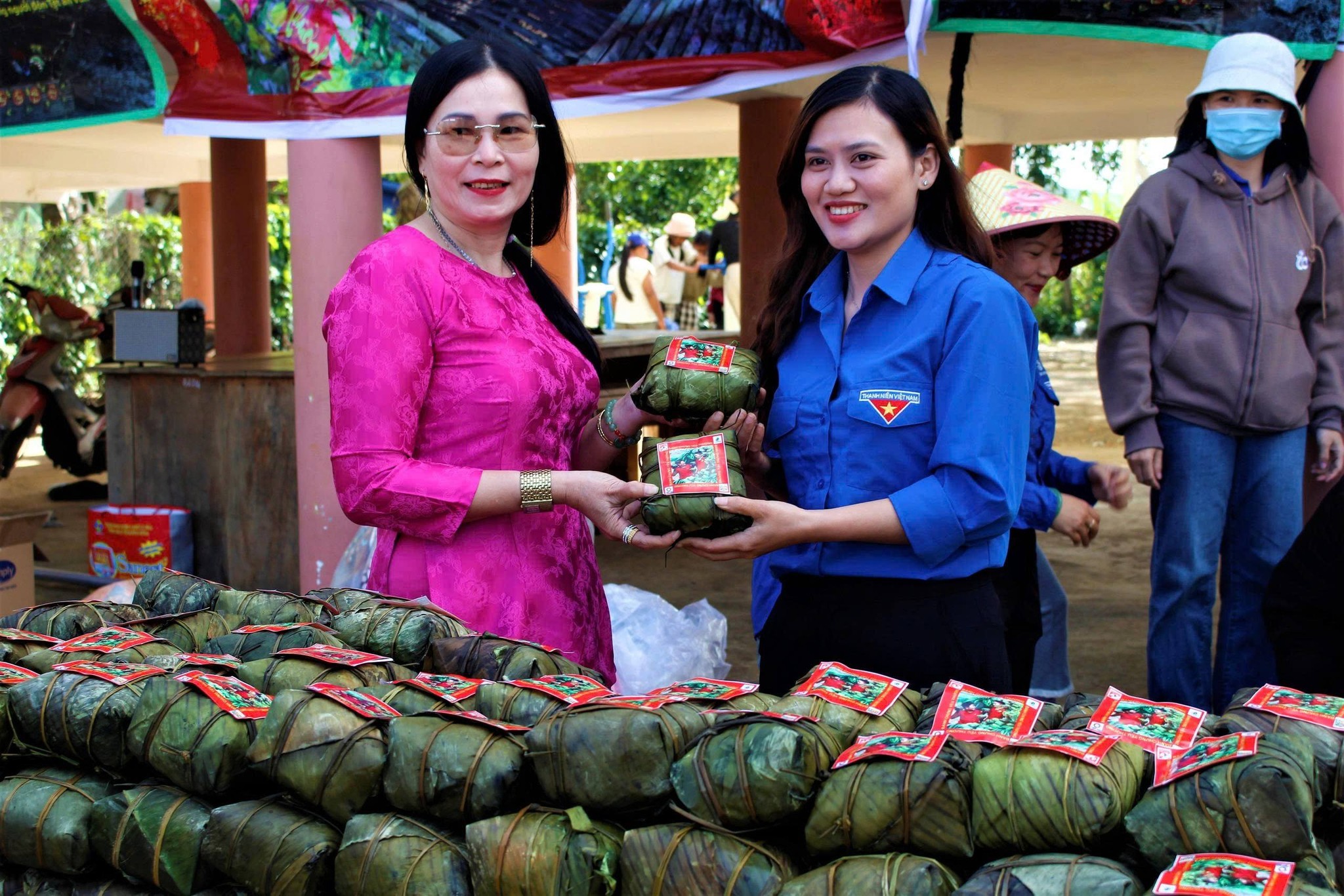 TỔ CHỨC CHƯƠNG TRÌNH “BÁNH CHƯNG YÊU THƯƠNG” TẠI THÔN HÒA NGÃI