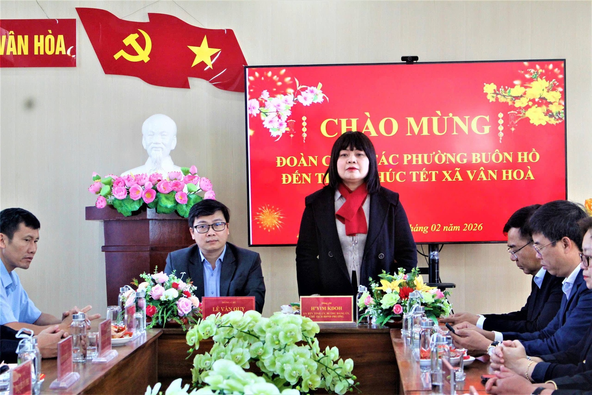 PHƯỜNG BUÔN HỒ THĂM, CHÚC TẾT VÀ TẶNG QUÀ ĐƠN VỊ KẾT NGHĨA XÃ VÂN HÒA