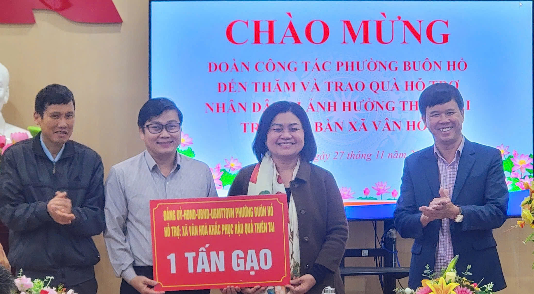 PHƯỜNG BUÔN HỒ THĂM, TẶNG QUÀ CÁC GIA ĐÌNH CHÍNH SÁCH, GIA ĐÌNH BỊ ẢNH HƯỞNG THIÊN TAI TẠI XÃ VÂN HÒA