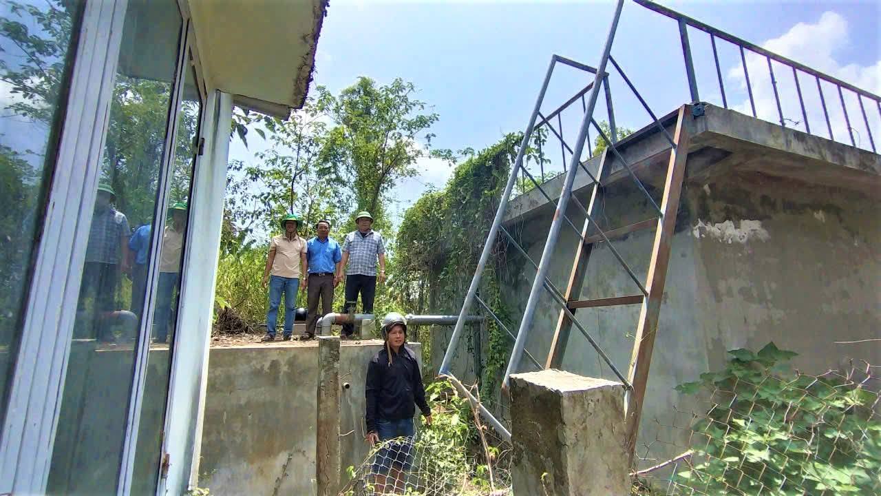 Đồng chí Chủ tịch UBND xã Vân Hòa tiến hành kiểm tra các công trình nước sinh hoạt trên địa bàn