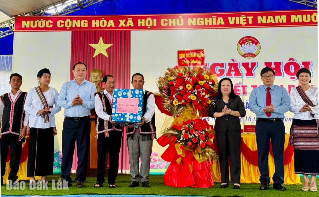 Phó Bí thư Thường trực Tỉnh ủy Cao Thị Hòa An dự Ngày hội Đại đoàn kết thôn Hòa Ngãi, xã Vân Hòa