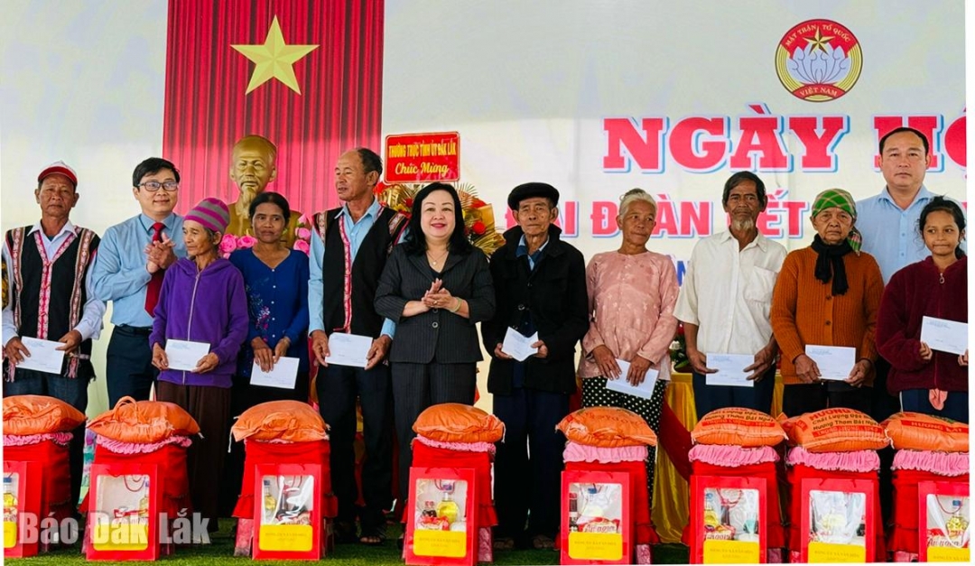 trao_qua_ho_ngheo_20251116130605