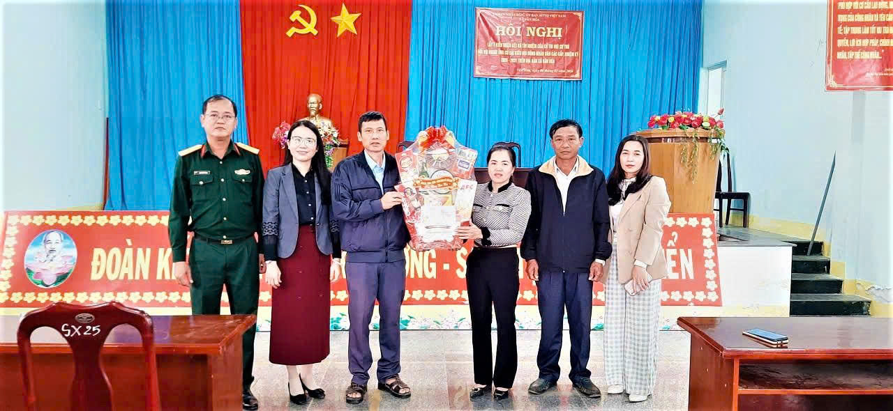 ĐỒNG CHÍ PHAN DUY CHƯƠNG THĂM, CHÚC TẾT CÁC ĐỒNG CHÍ NGUYÊN LÃNH ĐẠO XÃ VÀ CÁC THÔN