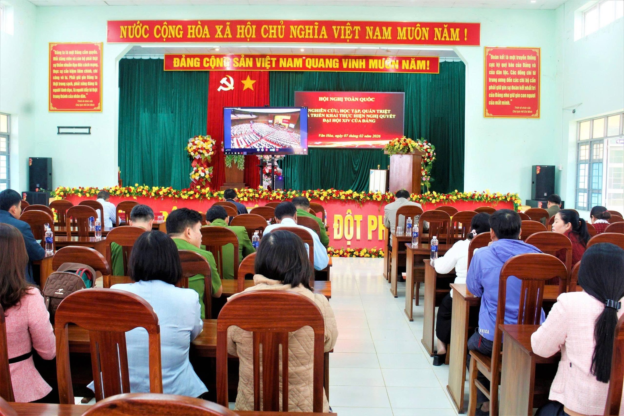 XÃ VÂN HÒA KẾT NỐI TRỰC TUYẾN HỘI NGHỊ TOÀN QUỐC NGHIÊN CỨU, HỌC TẬP, QUÁN TRIỆT VÀ TRIỂN KHAI THỰC HIỆN NGHỊ QUYẾT ĐẠI HỘI XIV CỦA ĐẢNG